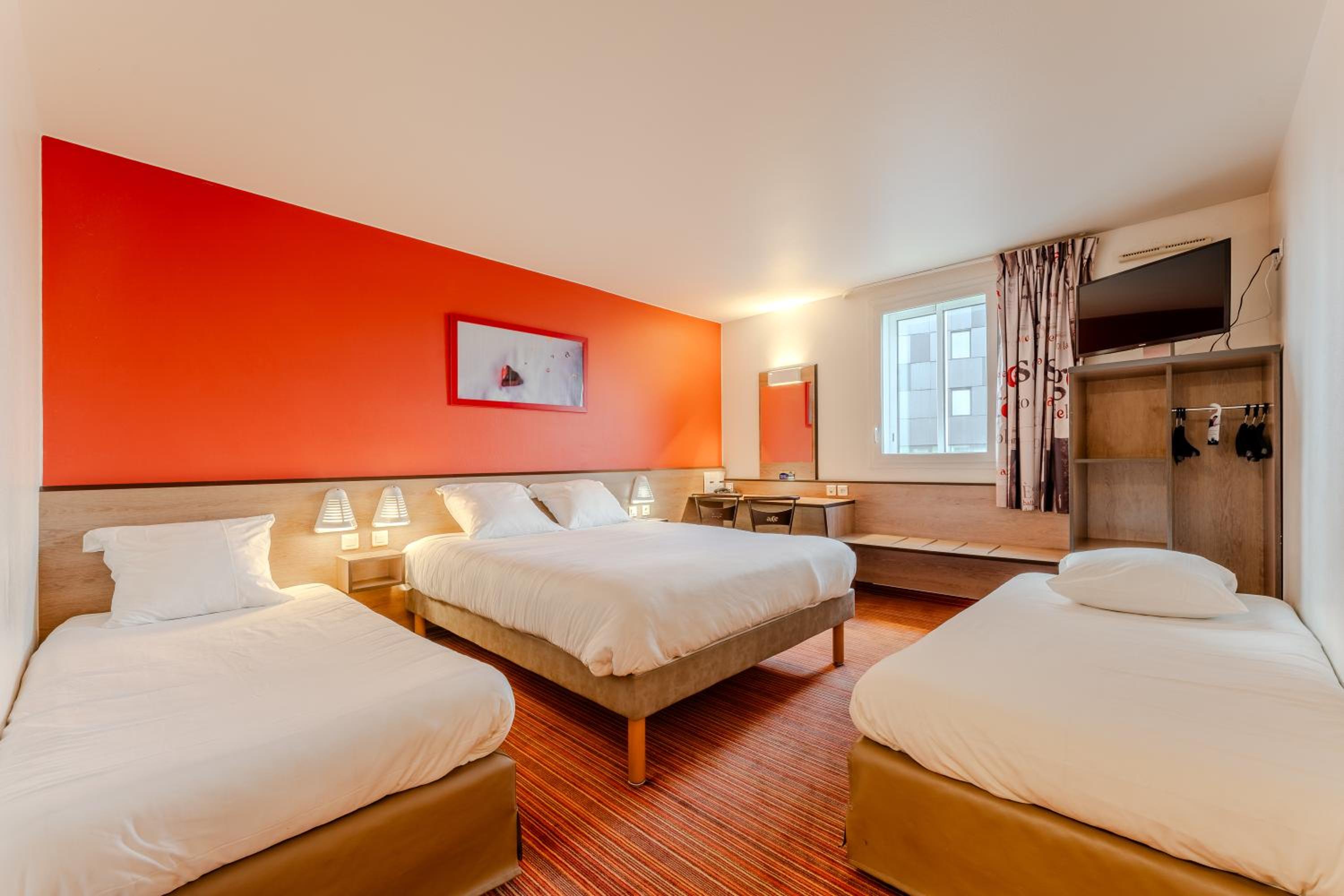 Quadruple Room (1 double bed, 1 single bed, 1 child bed (70/63 in))