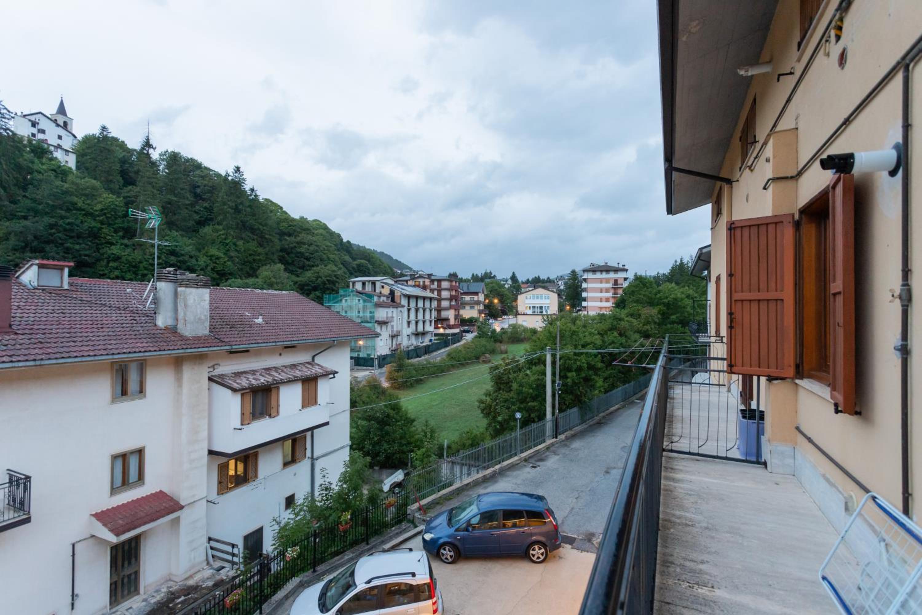Three-Bedroom Apartment with Balcony photo 3