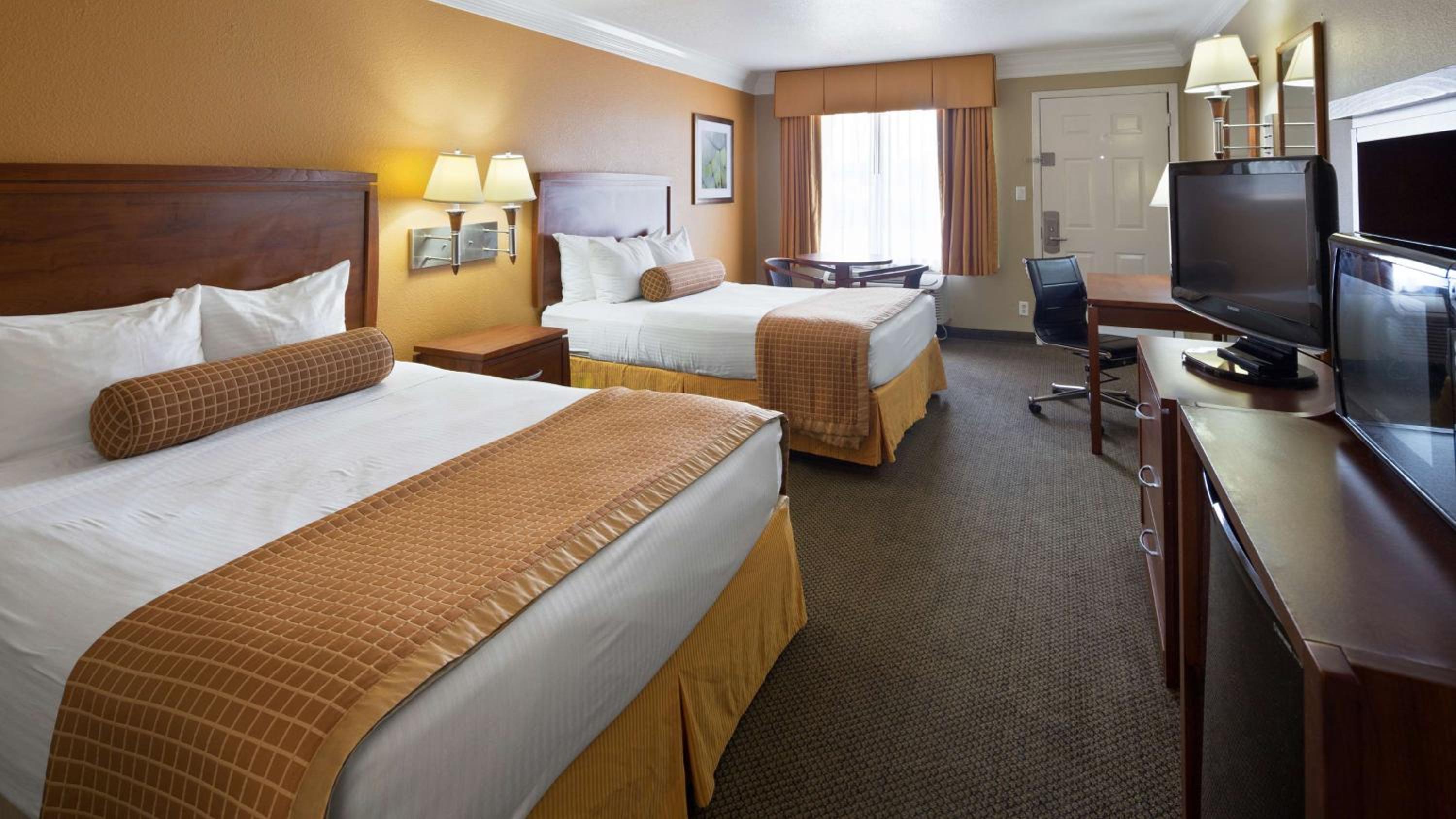 Queen Room with Two Queen Beds - Non-Smoking photo 3