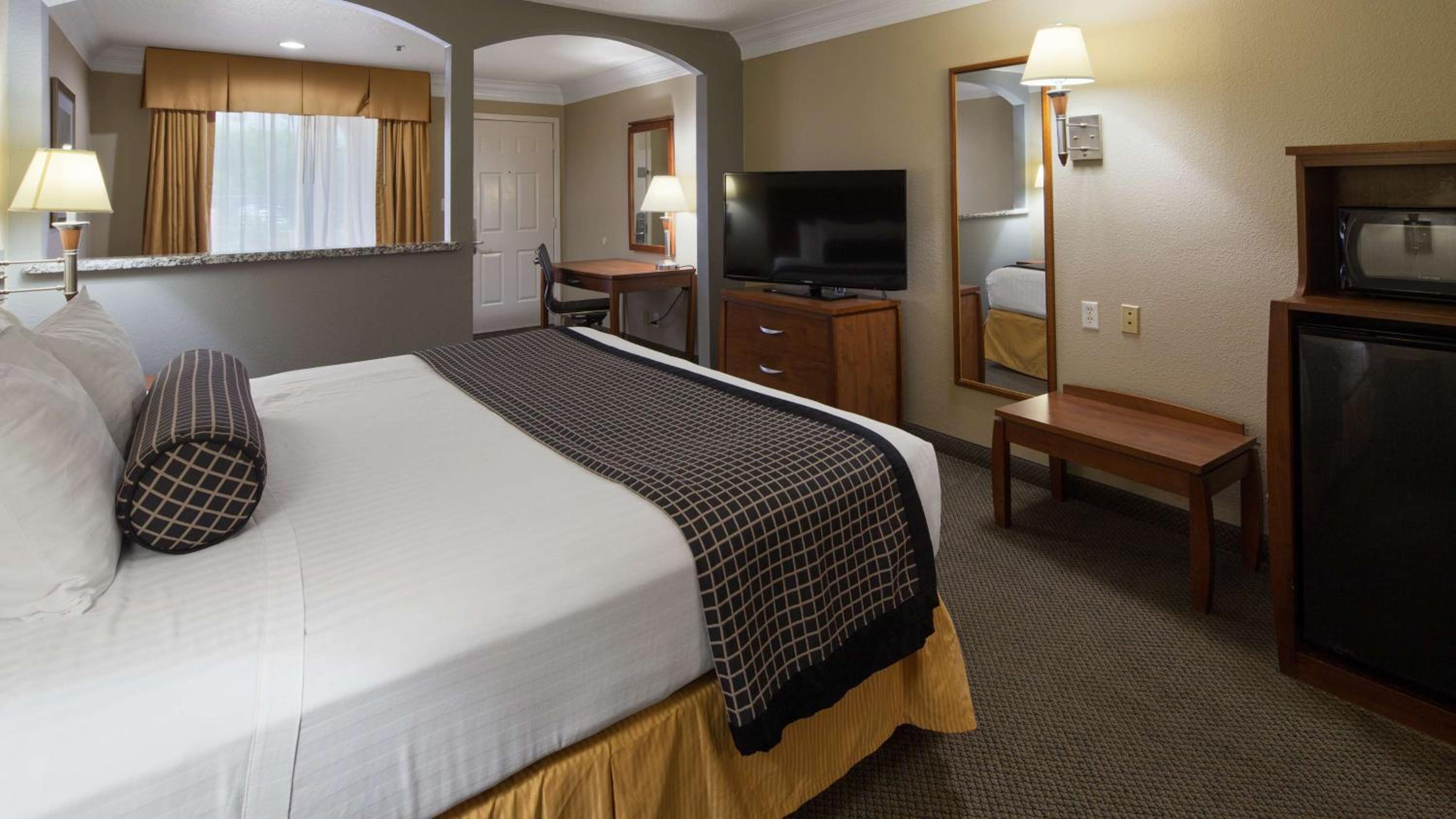 King Suite with Sofa Bed - Non-Smoking photo 2