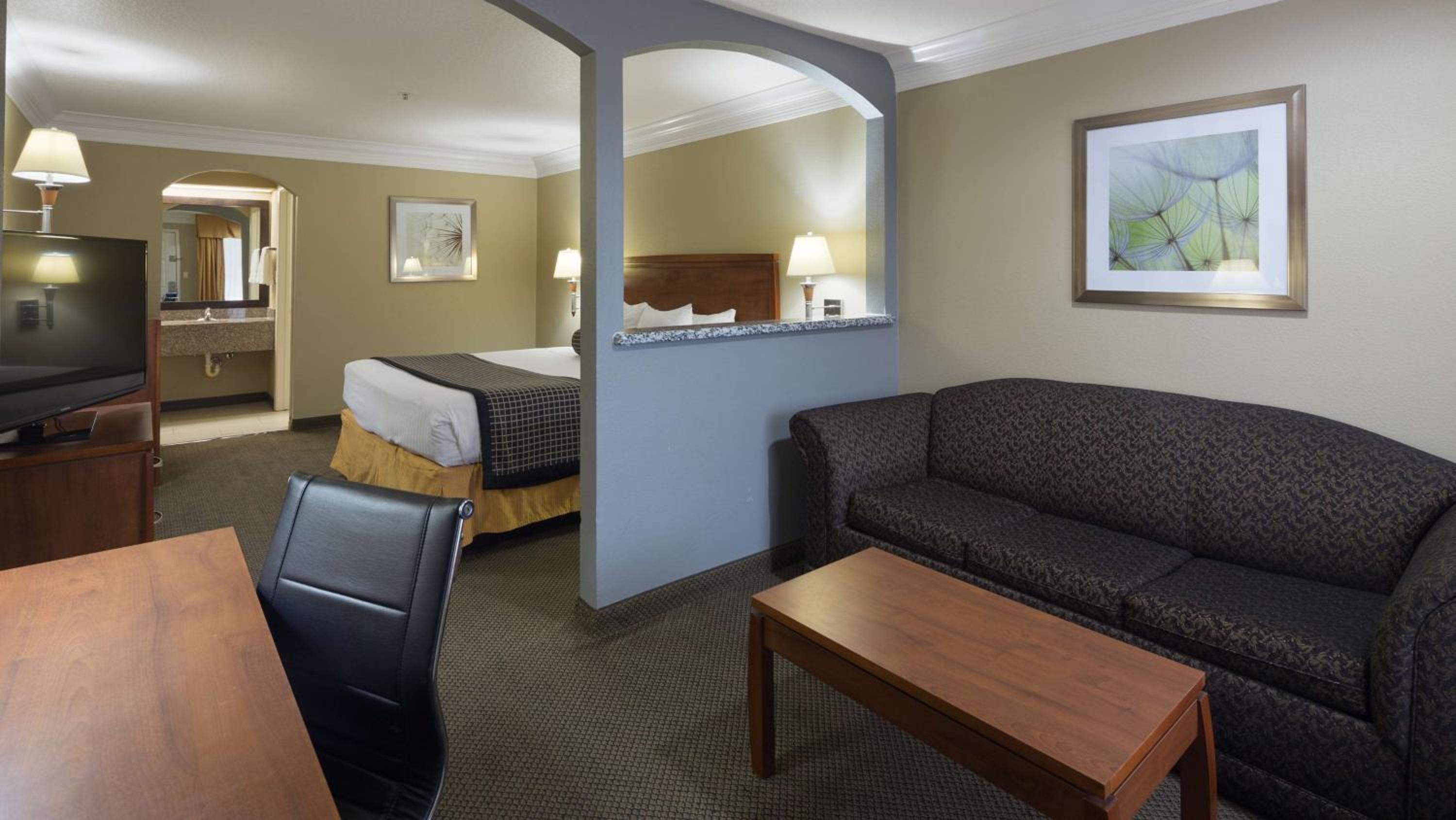 King Suite with Sofa Bed - Non-Smoking photo 3