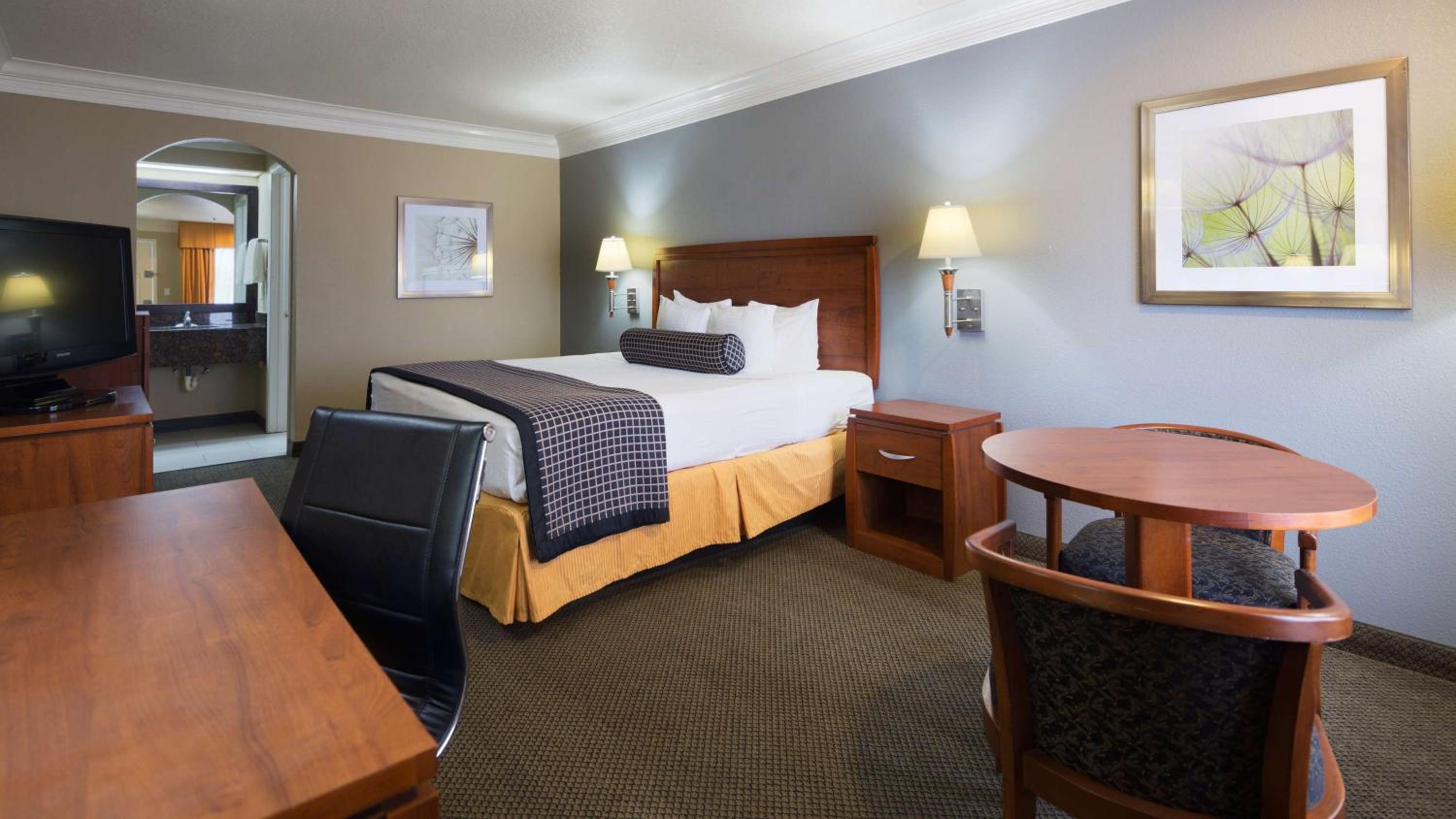 Standard King Room photo 3