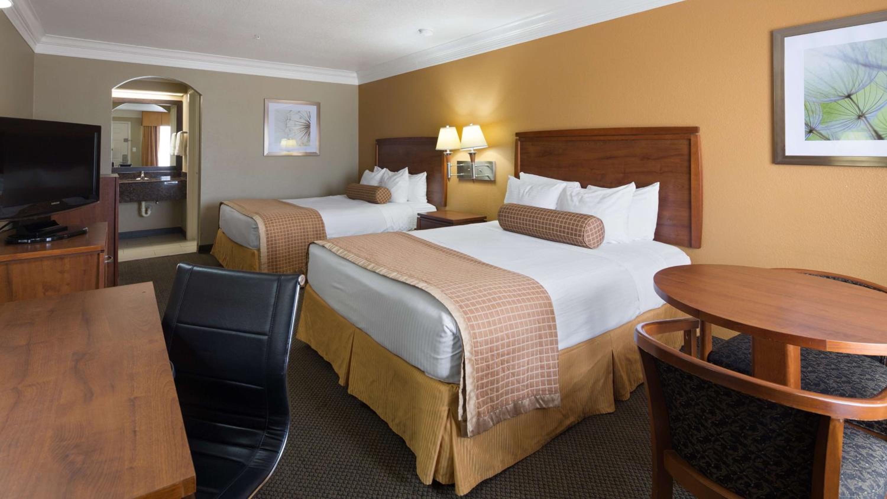 Queen Room with Two Queen Beds - Smoking photo 3