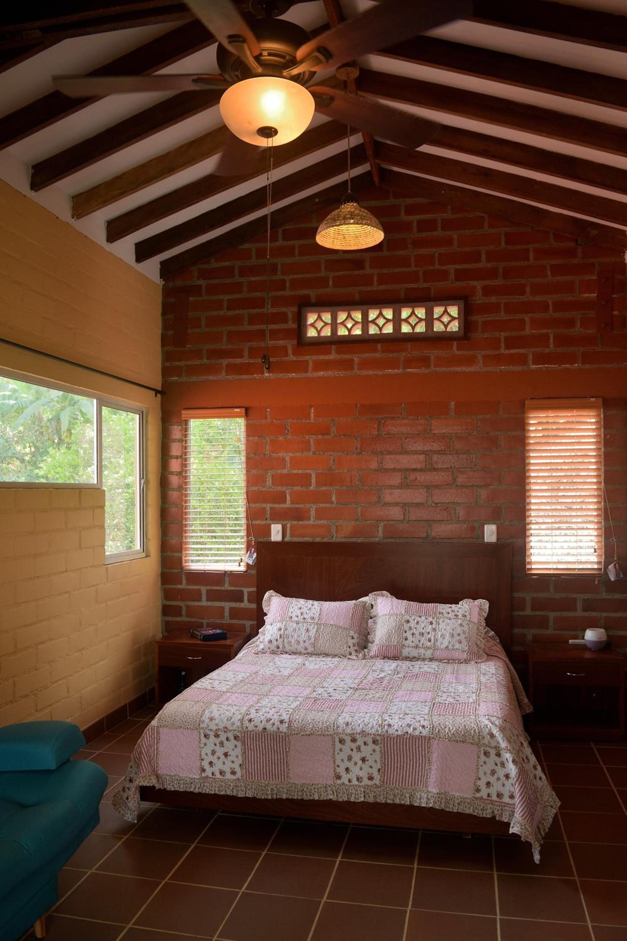 Five-Bedroom House photo 1