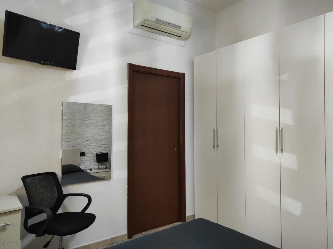 Double Room with Shared Bathroom photo 2