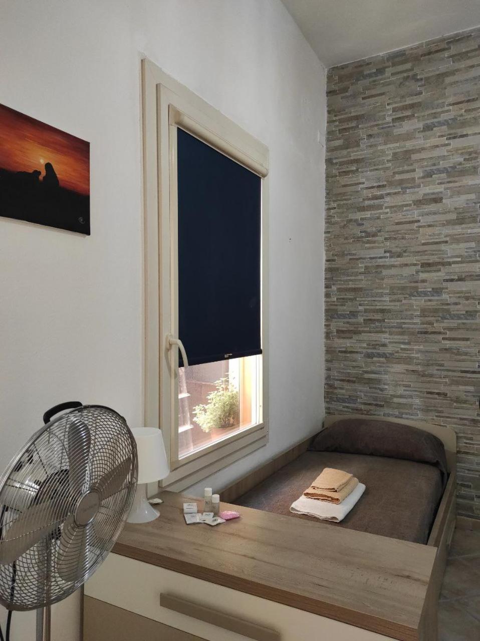 Double or Twin Room with Shared Bathroom photo 1