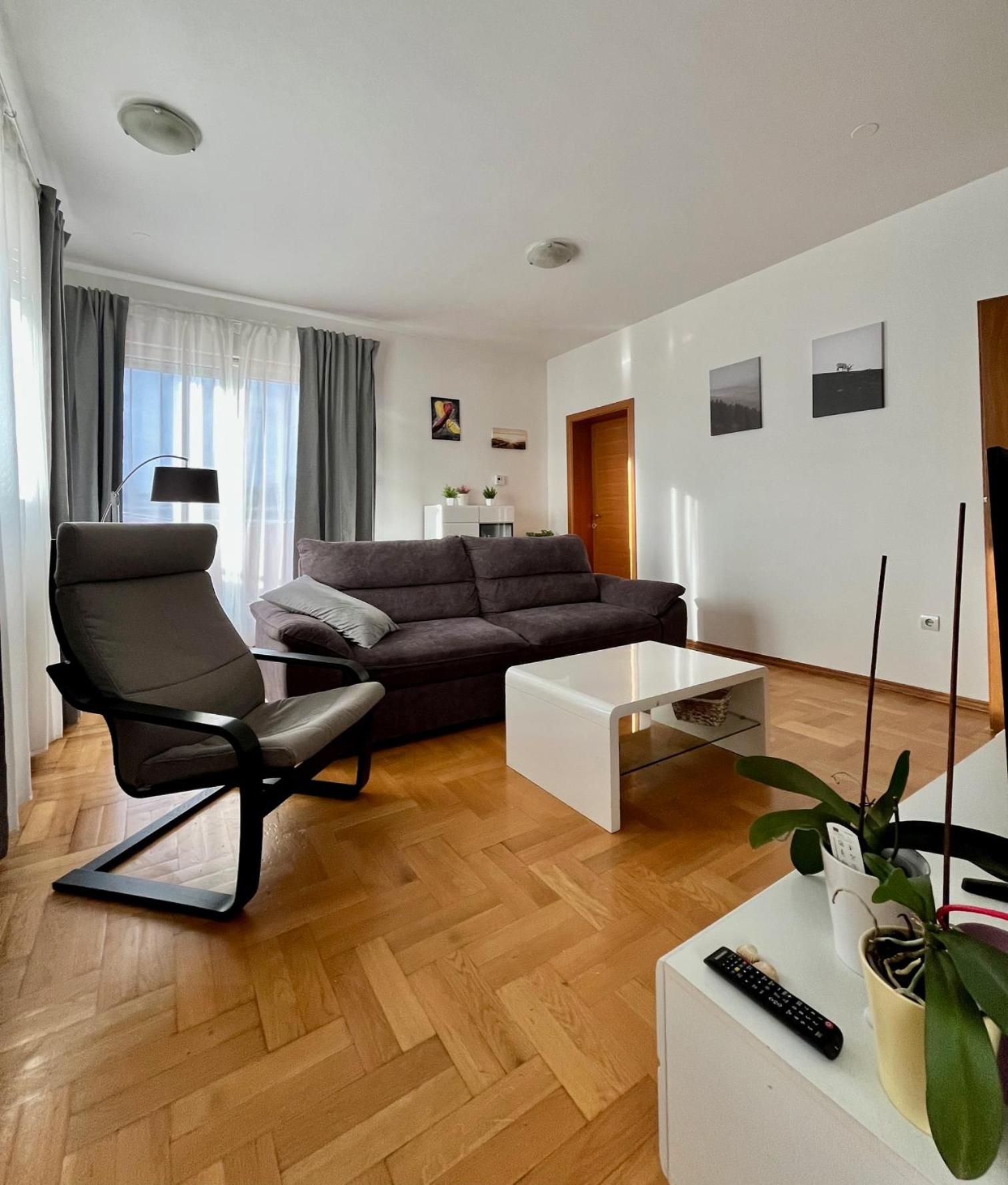 One-Bedroom Apartment photo 1