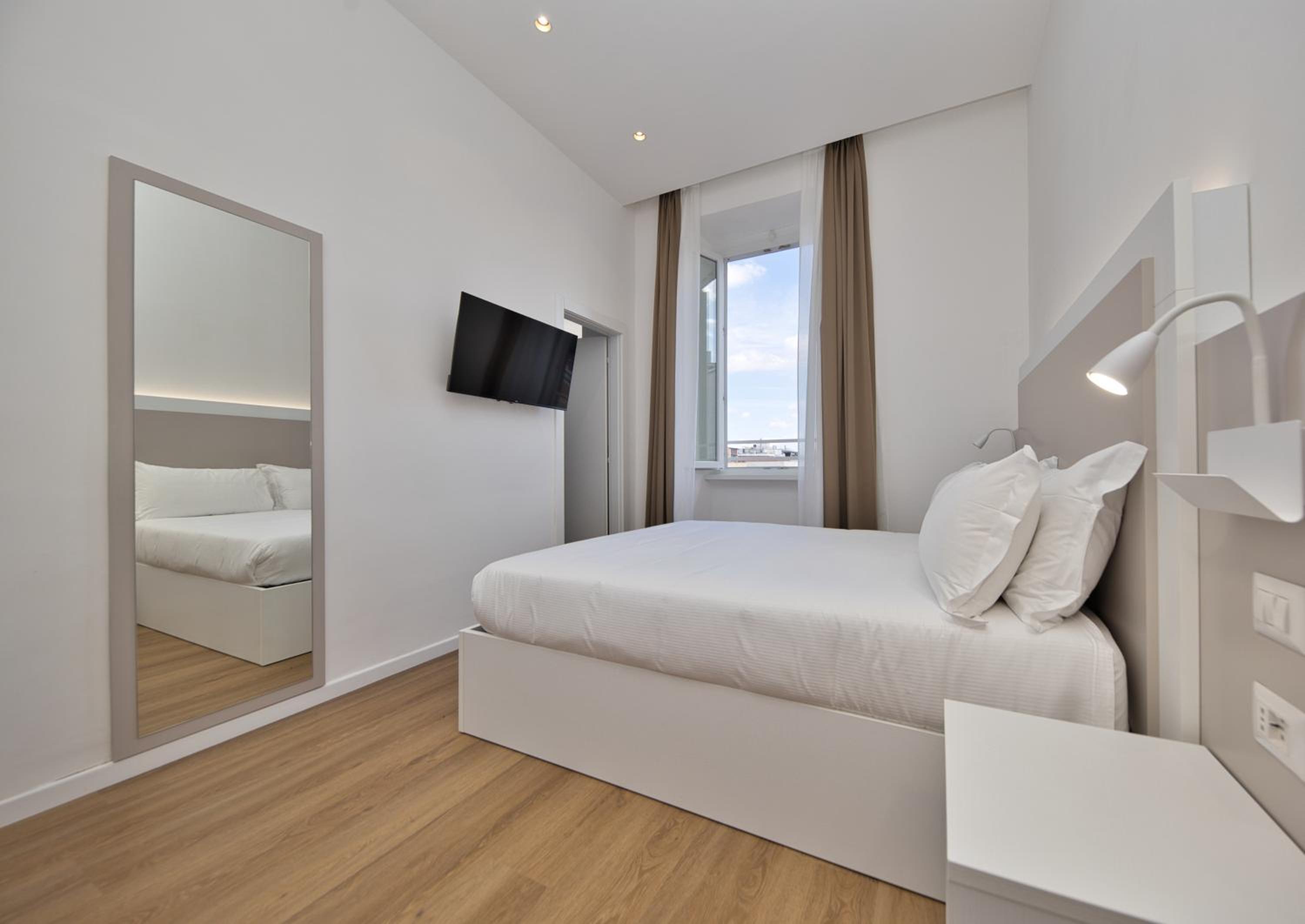 Deluxe Double Room thumbnail 6