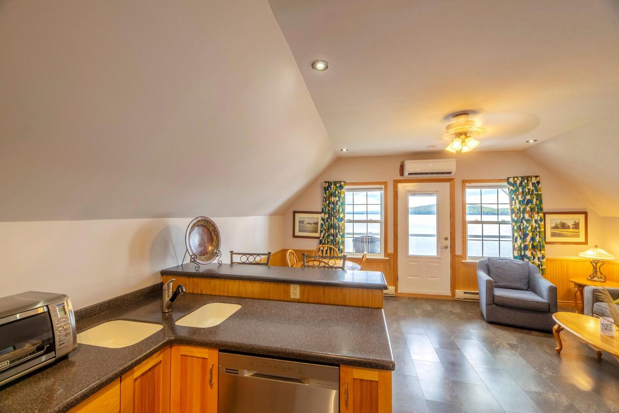 Deluxe Suite with Spa Bath with Lake View