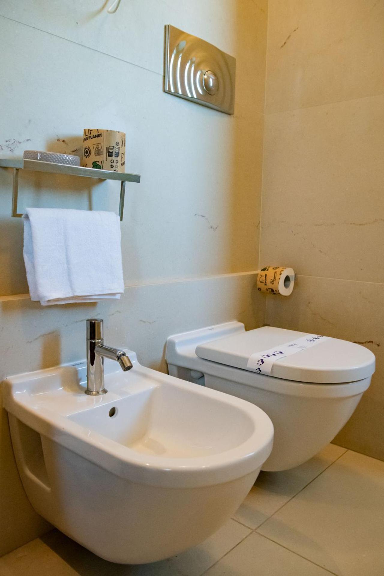 Double Room - Photo 6
