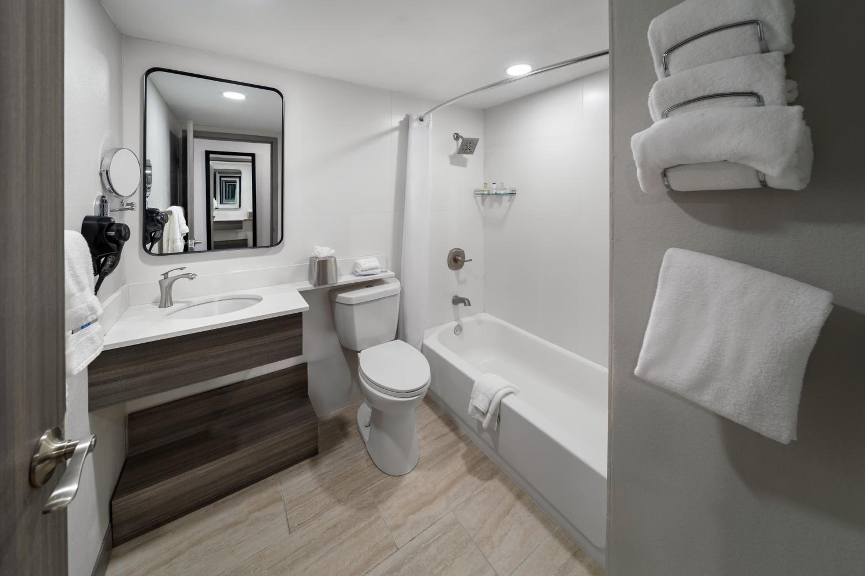 King Room with Bathtub -  Mobility Accessible/Non-Smoking - Photo 6