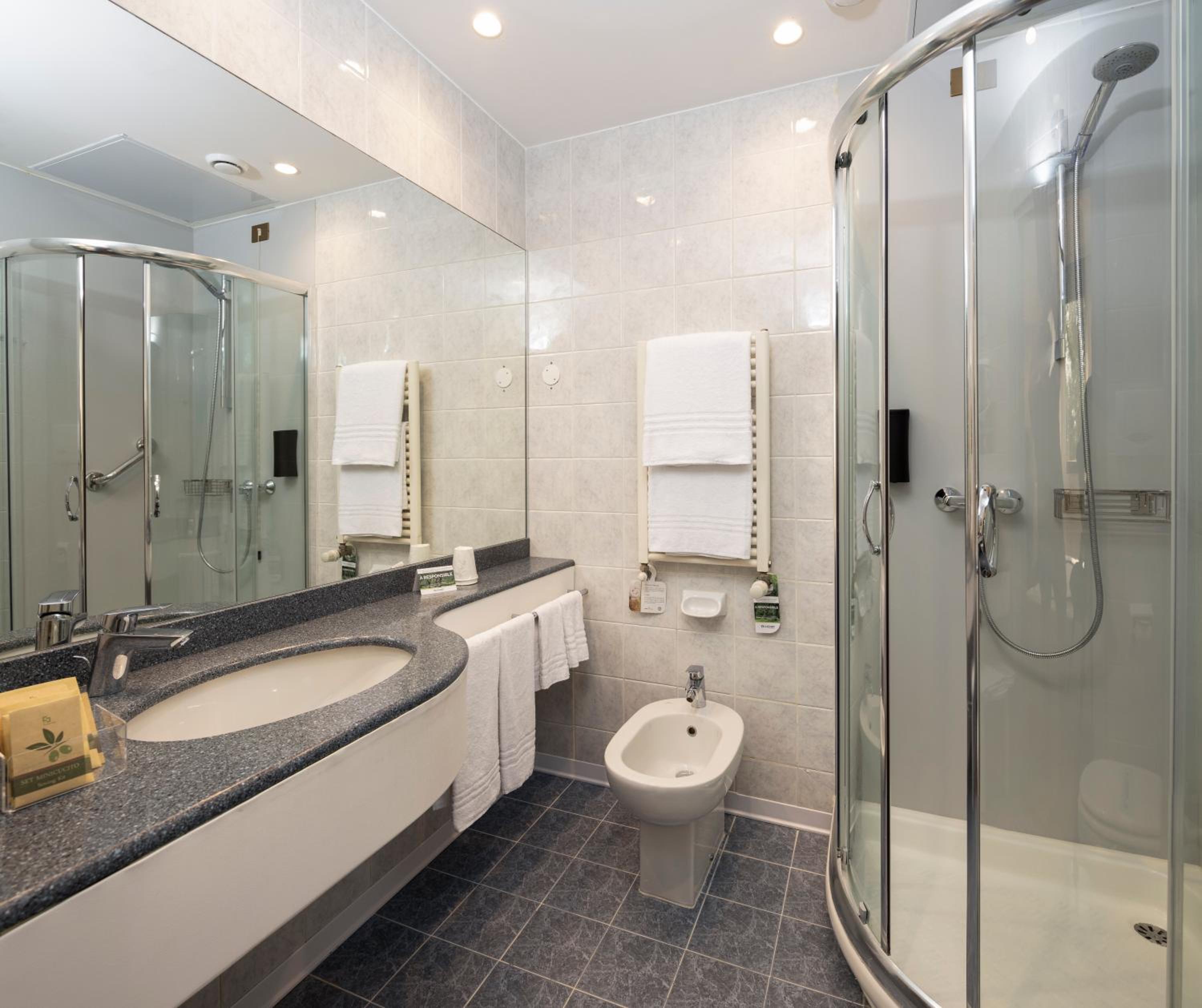 Standard Twin Room - Photo 3