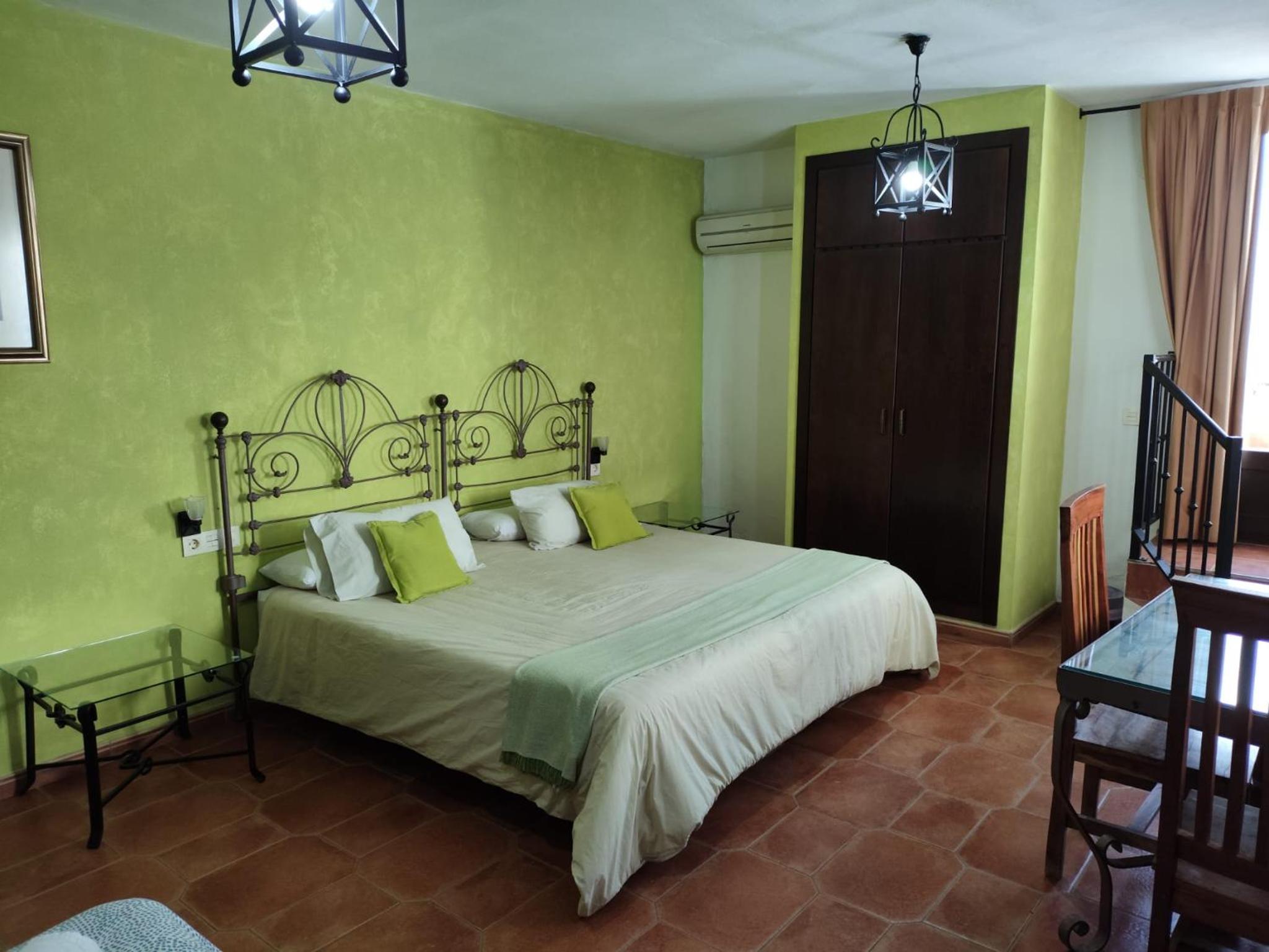 Habitación triple con vista a la piscina