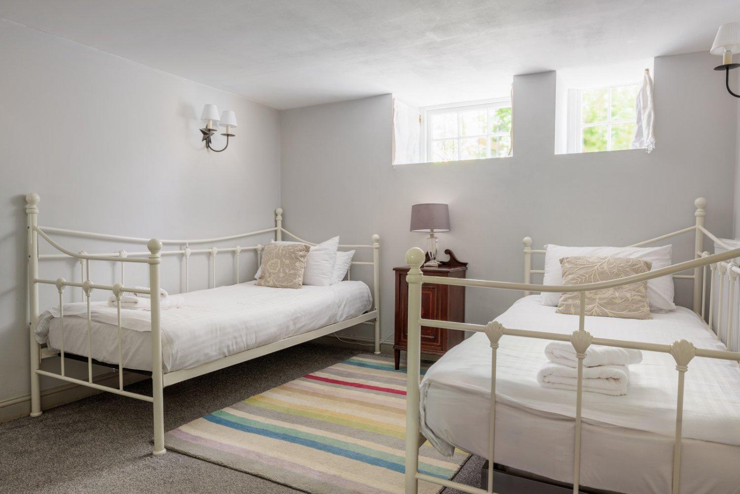 Five-Bedroom House photo 1