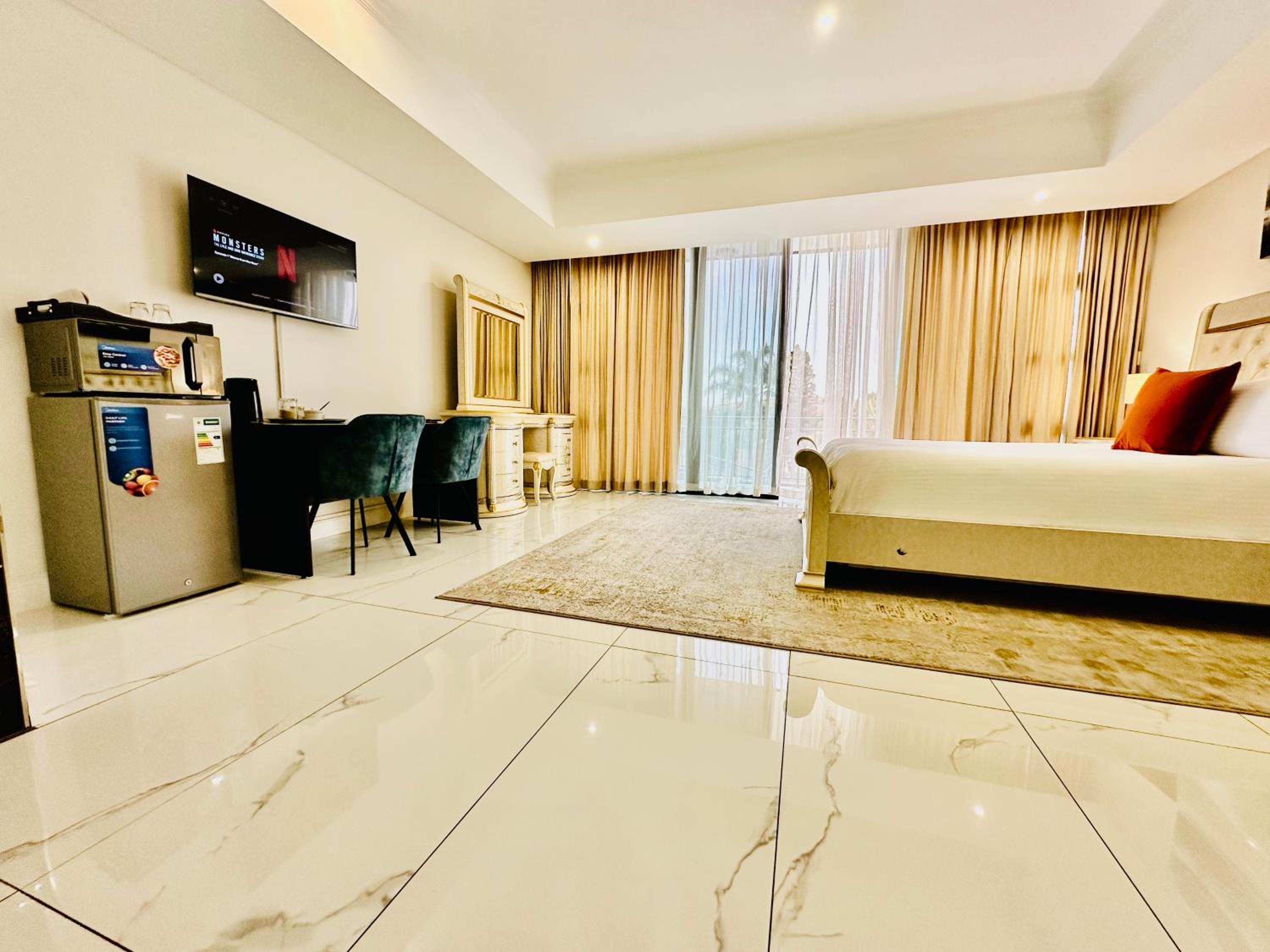 King Suite with Pool View photo 1