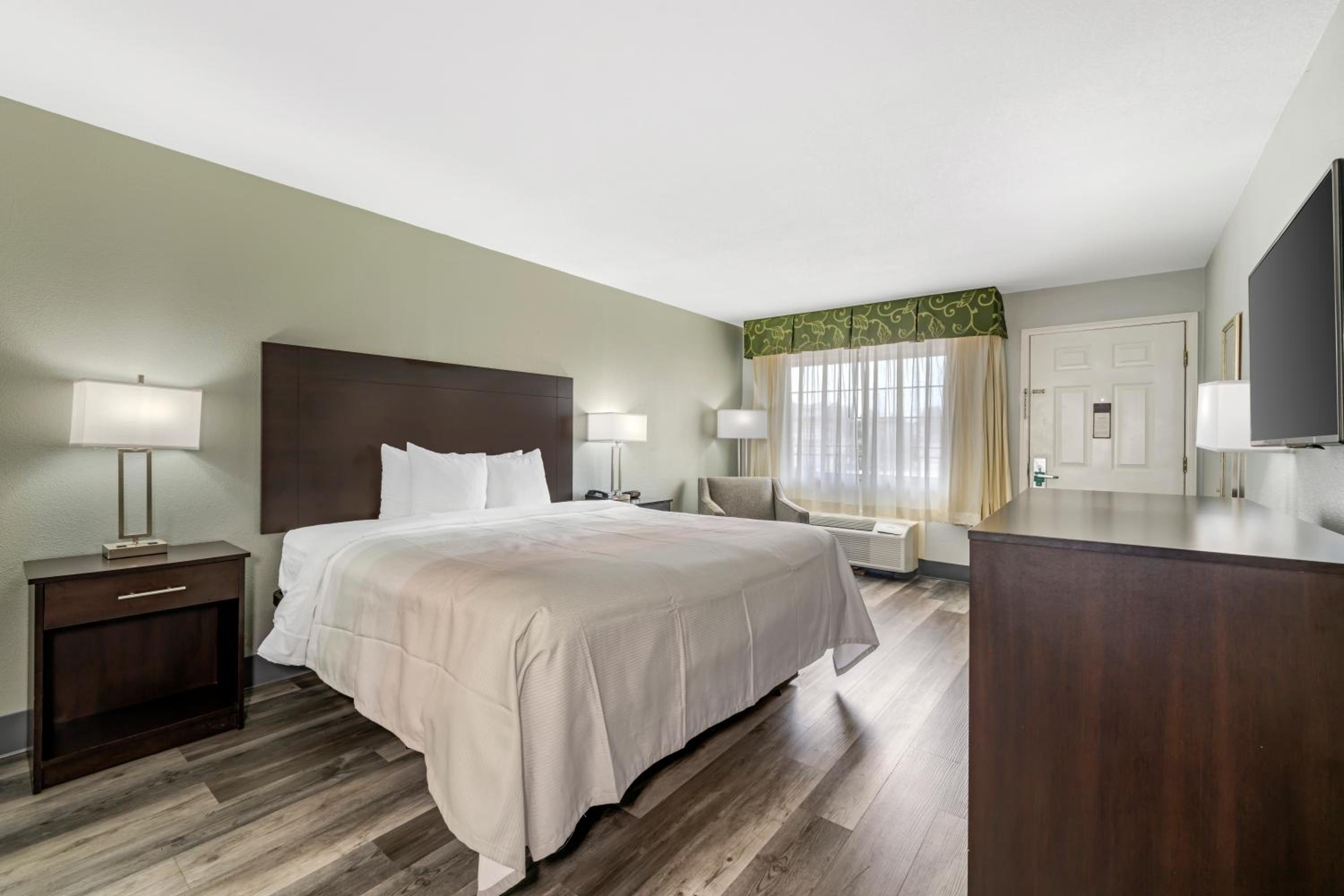 King Room - Non Smoking - Photo 4