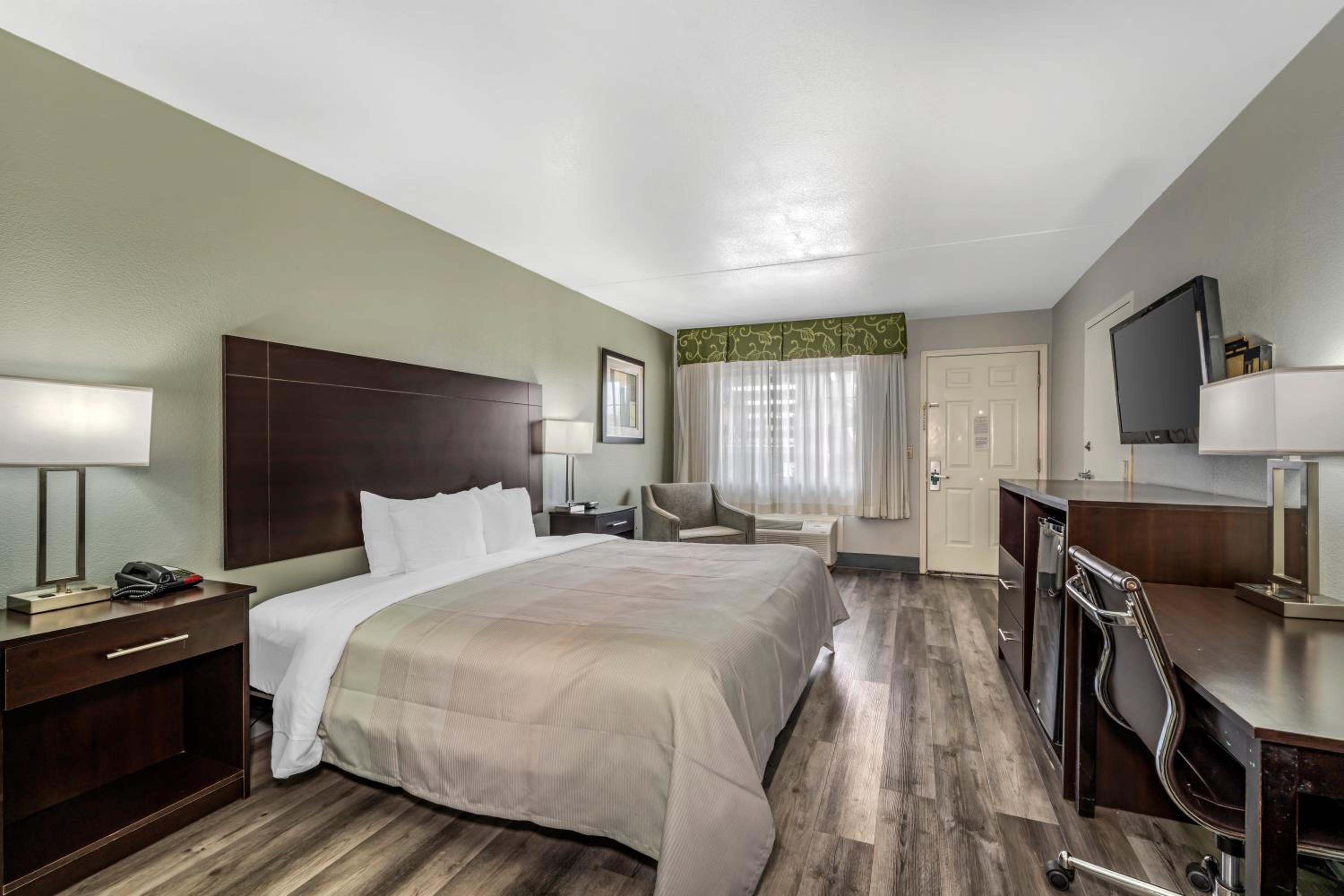 King Room - Accessible/Non-Smoking - Photo 2