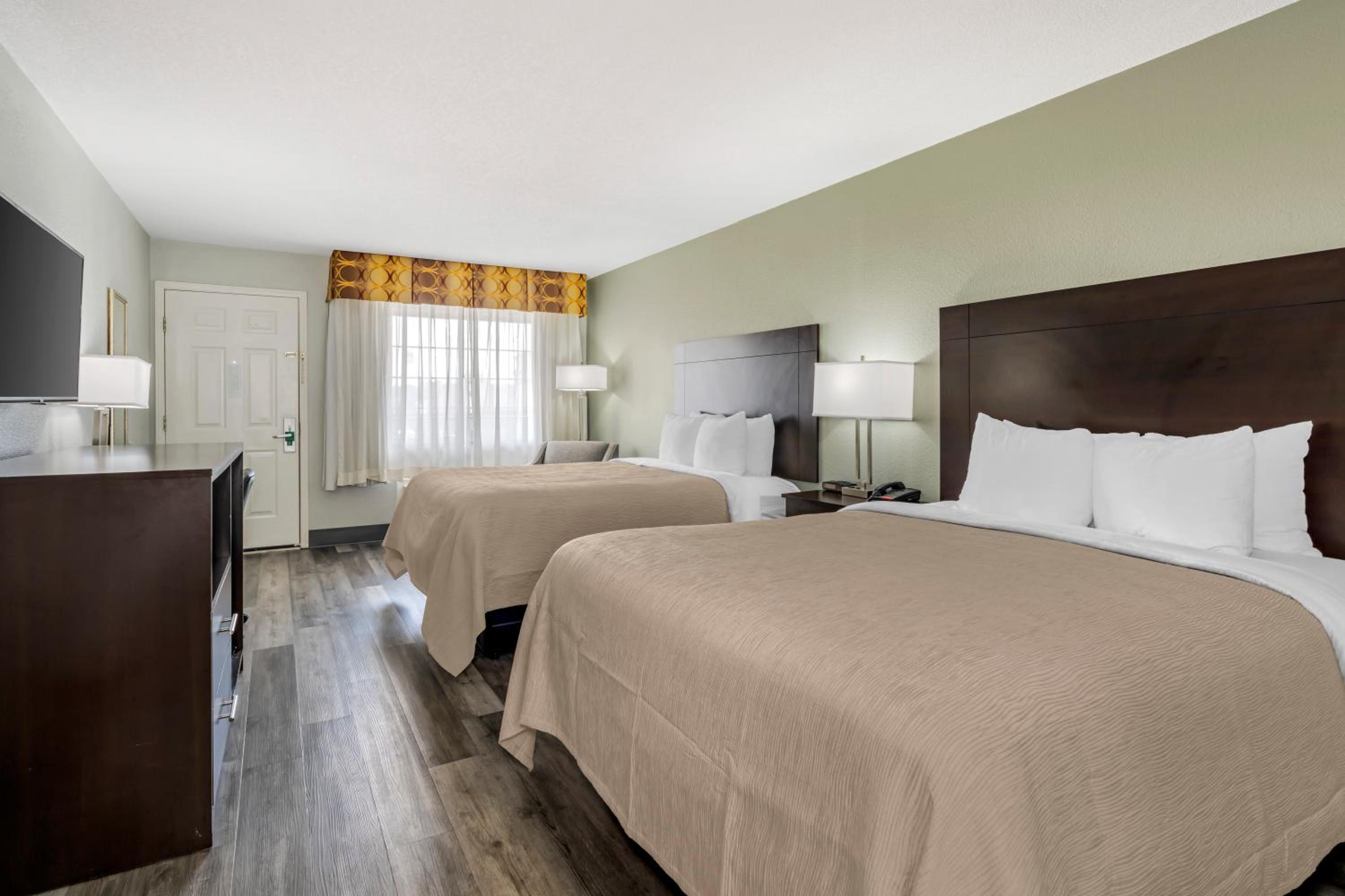 Queen Room with Two Queen Beds - Non-Smoking - Photo 3