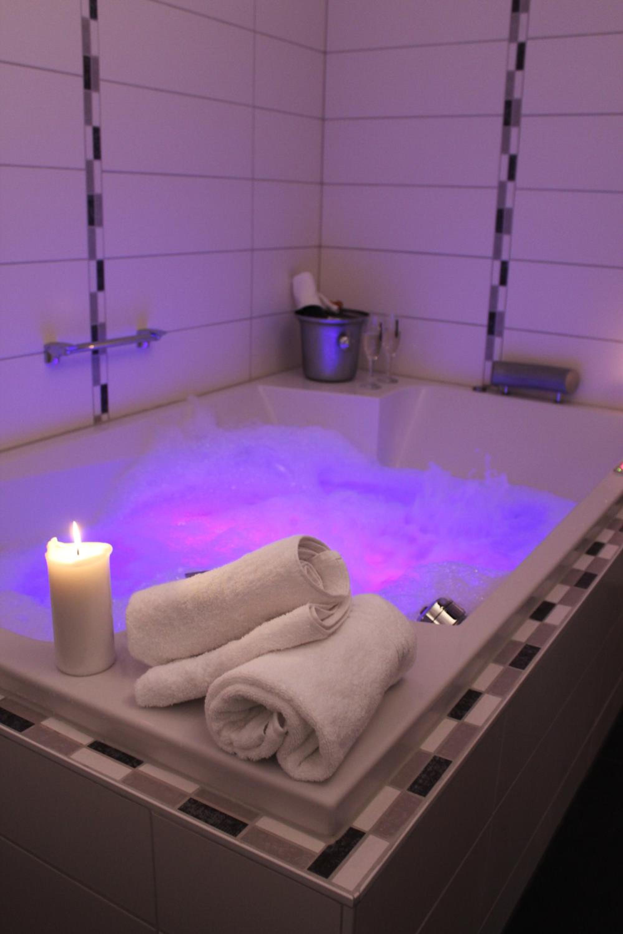 Deluxe Suite Superior Whirlpool photo 3