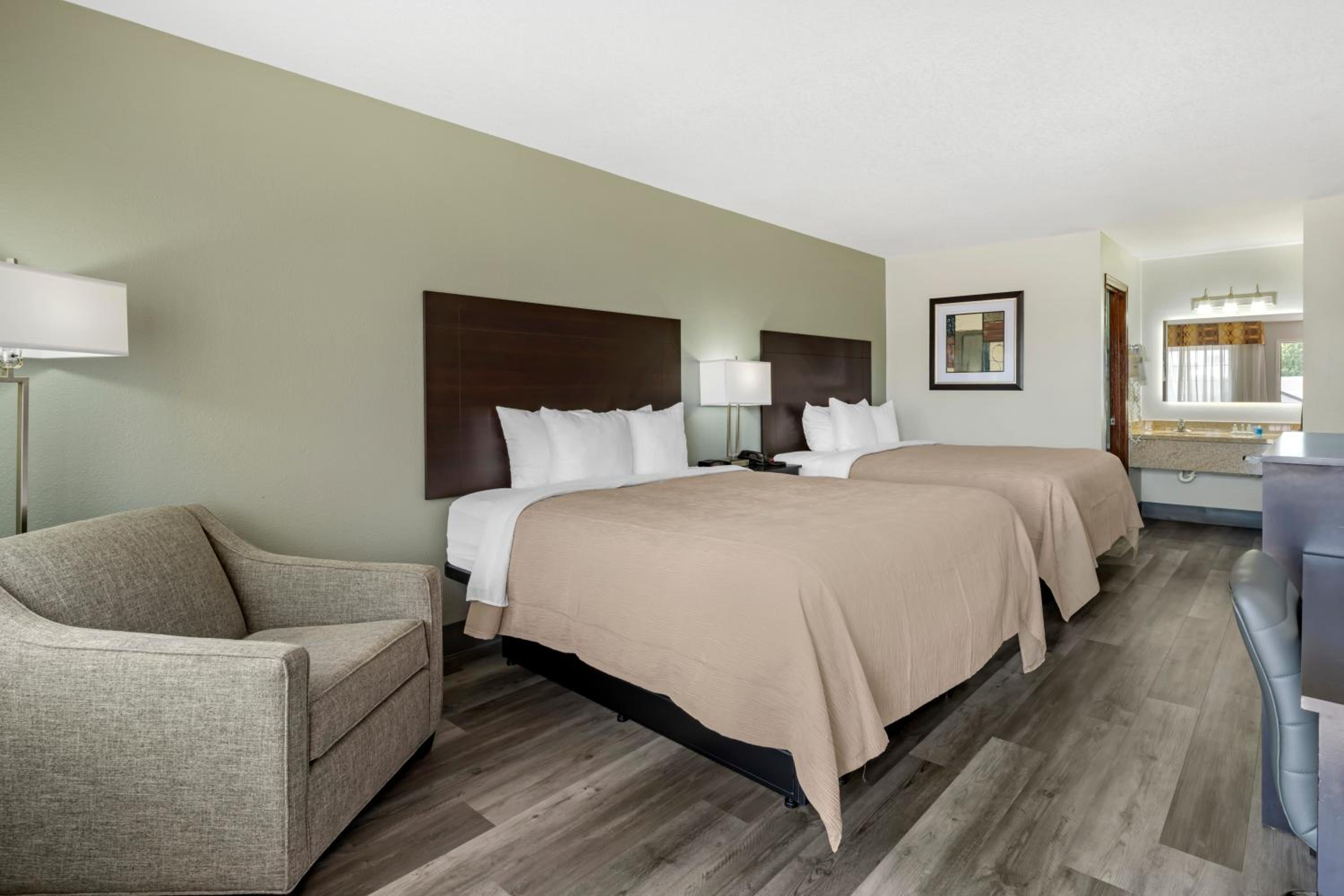 Queen Room with Two Queen Beds - Non-Smoking - Photo 4