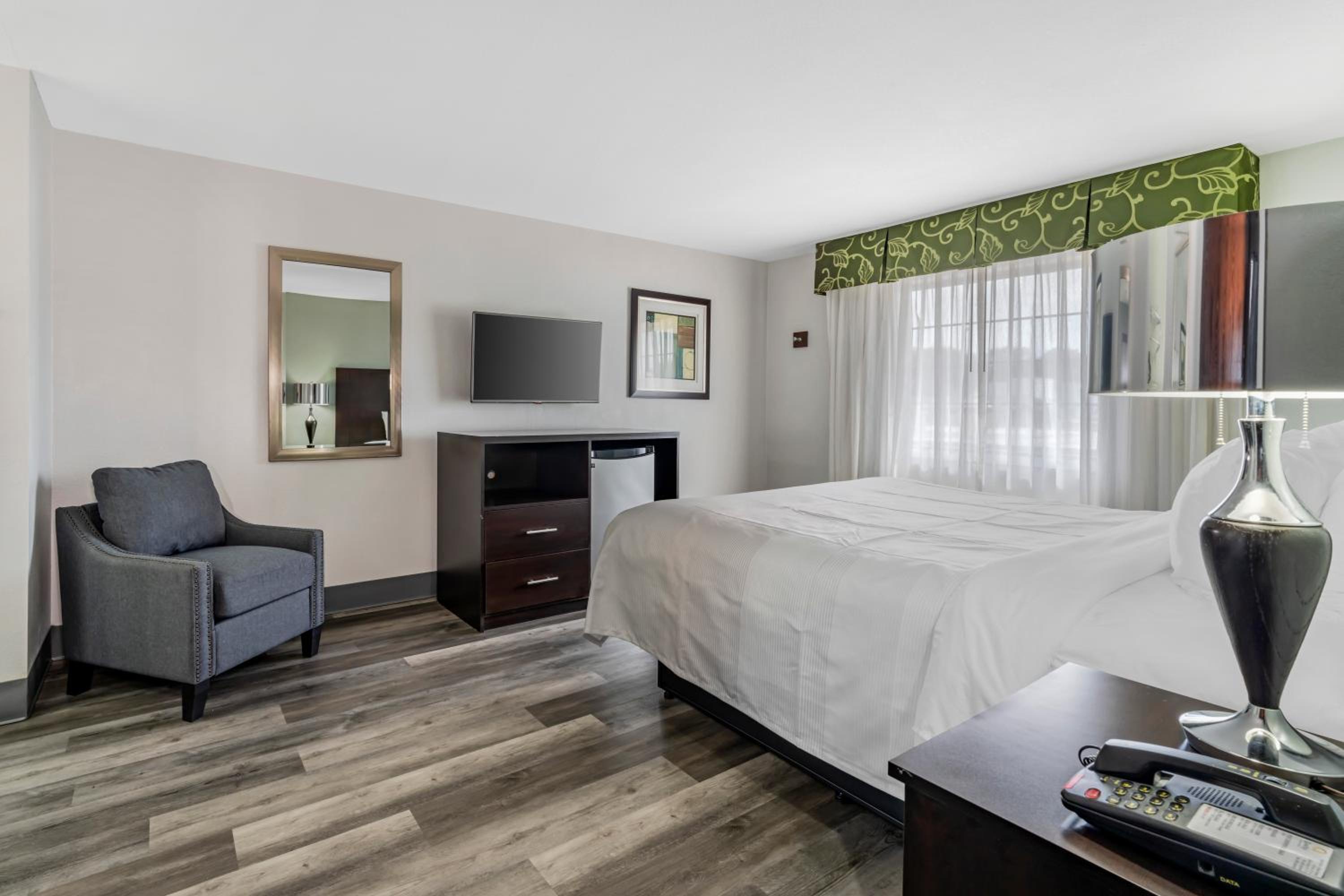 King Suite with Sofa Bed - Non Smoking - Photo 1