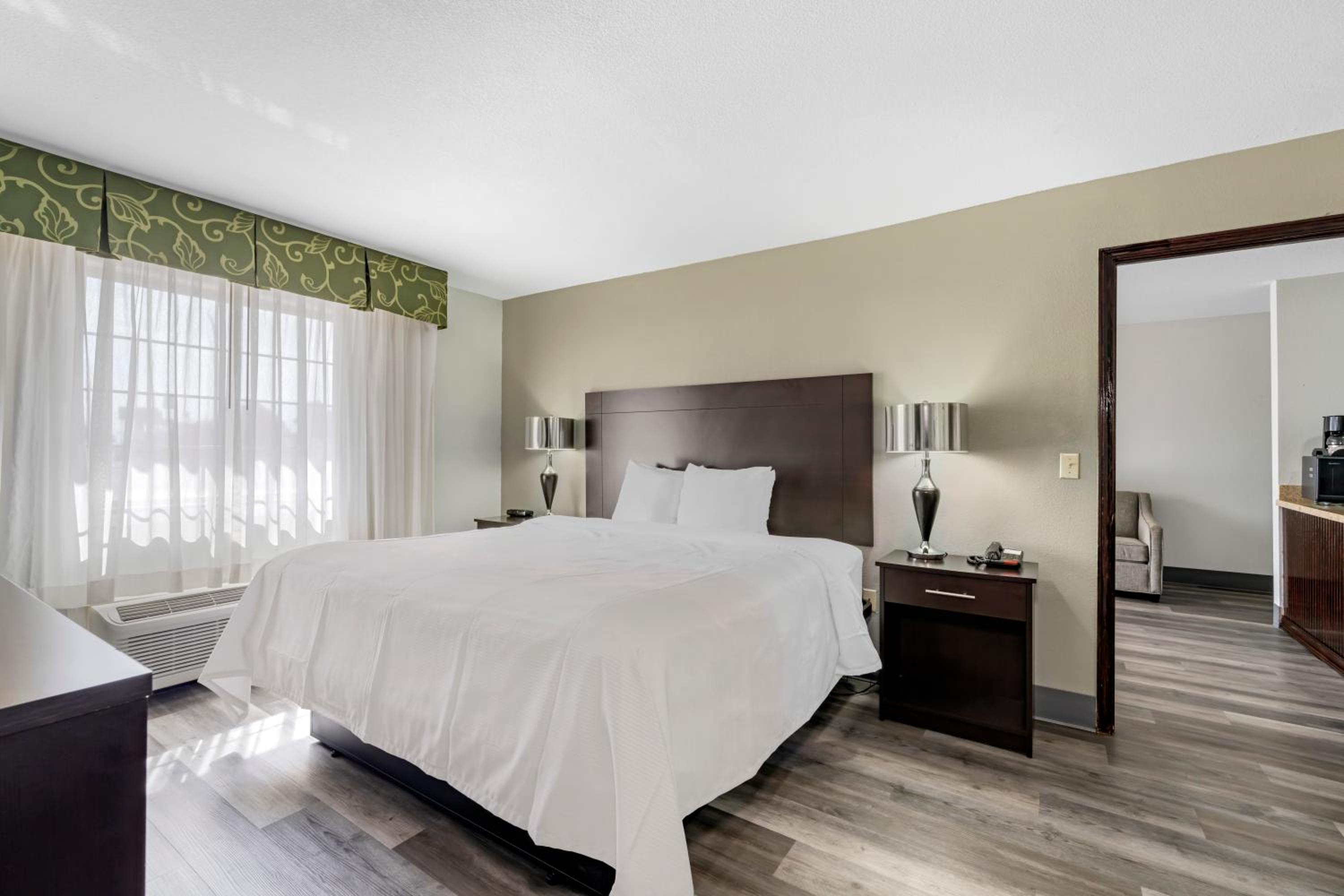 King Suite with Sofa Bed - Non Smoking - Photo 2