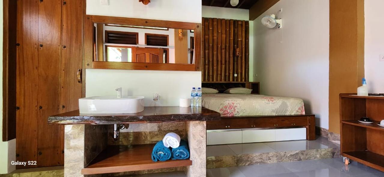 Double Room with Balcony - Photo 9