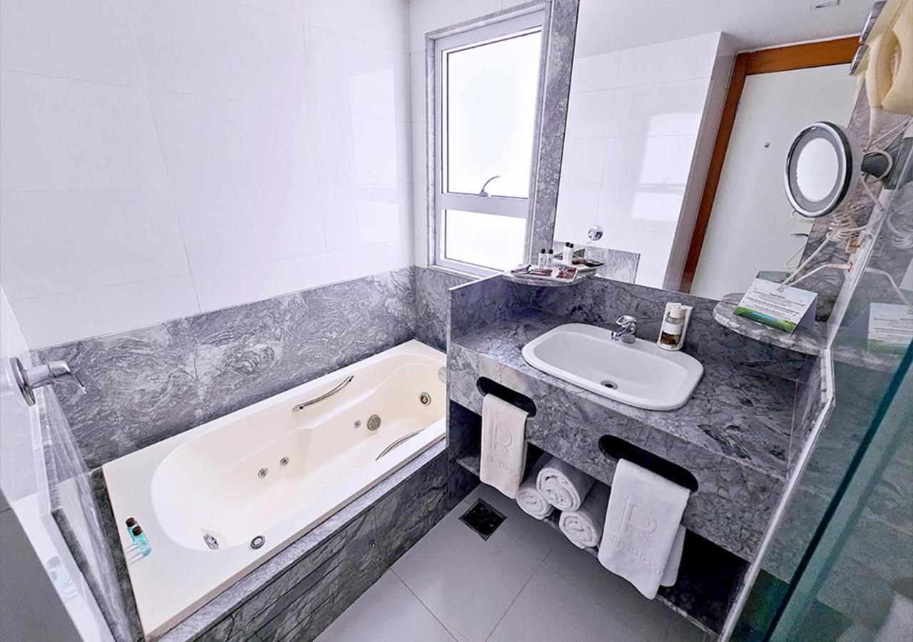 Quarto Quádruplo Frente Mar Super Deluxe com Banheira de Hidromassagem e Varanda
