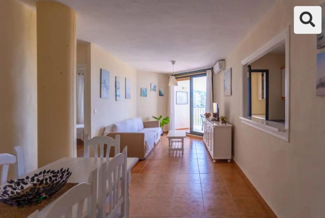 Apartamento de dos habitaciones con terraza y vista al mar