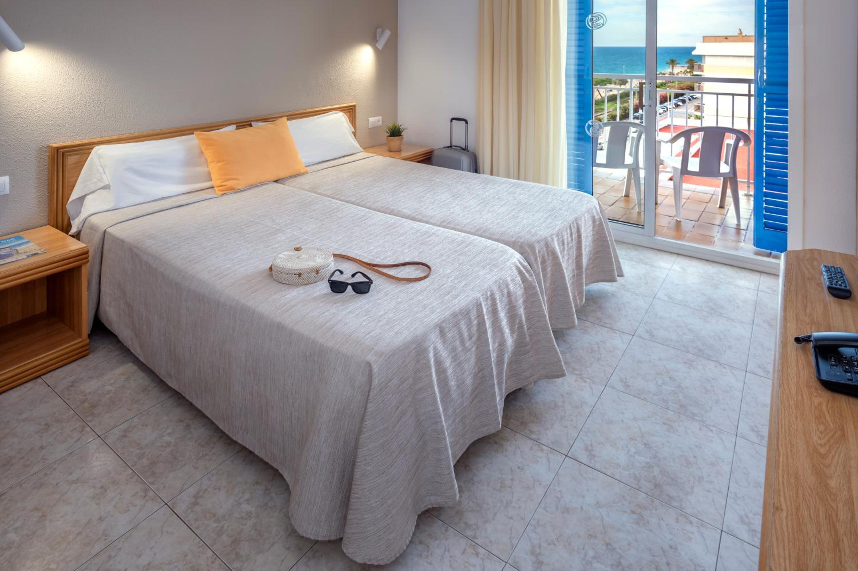Double Room with Lateral Sea View - Photo 1