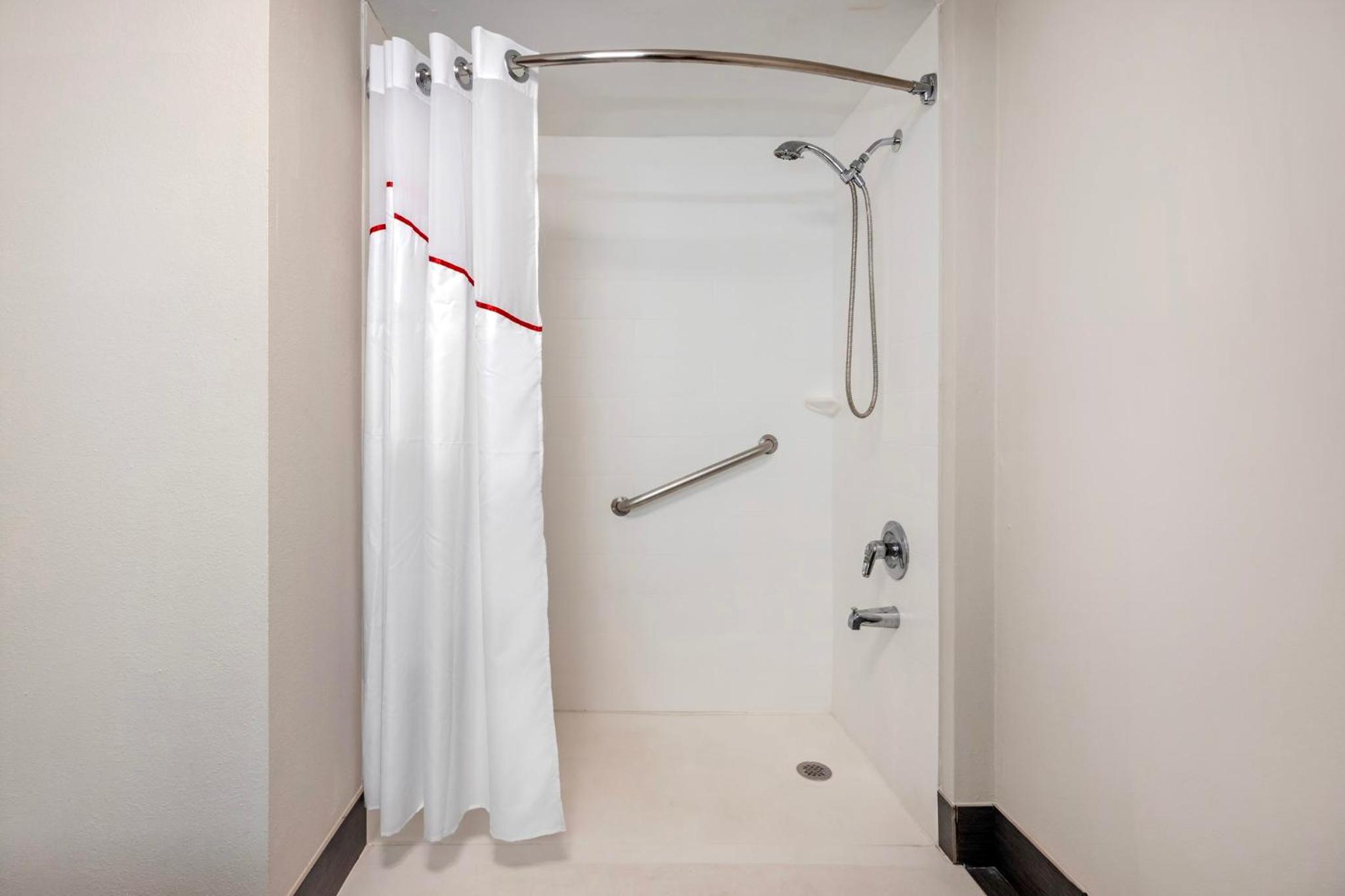 Deluxe Queen Room Disability Access Roll-In Shower Non-Smoking - Photo 4
