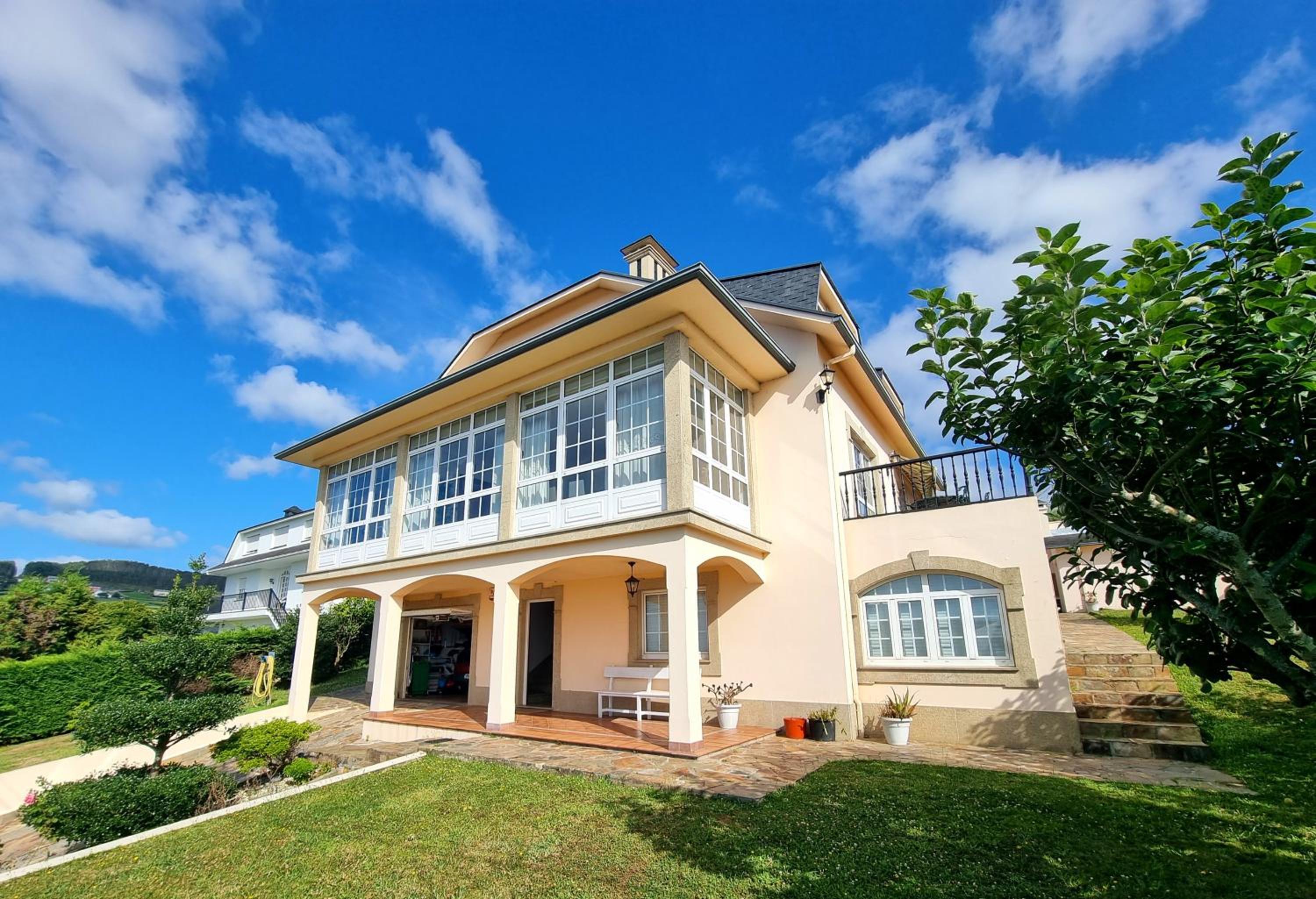 Five-Bedroom House photo 2