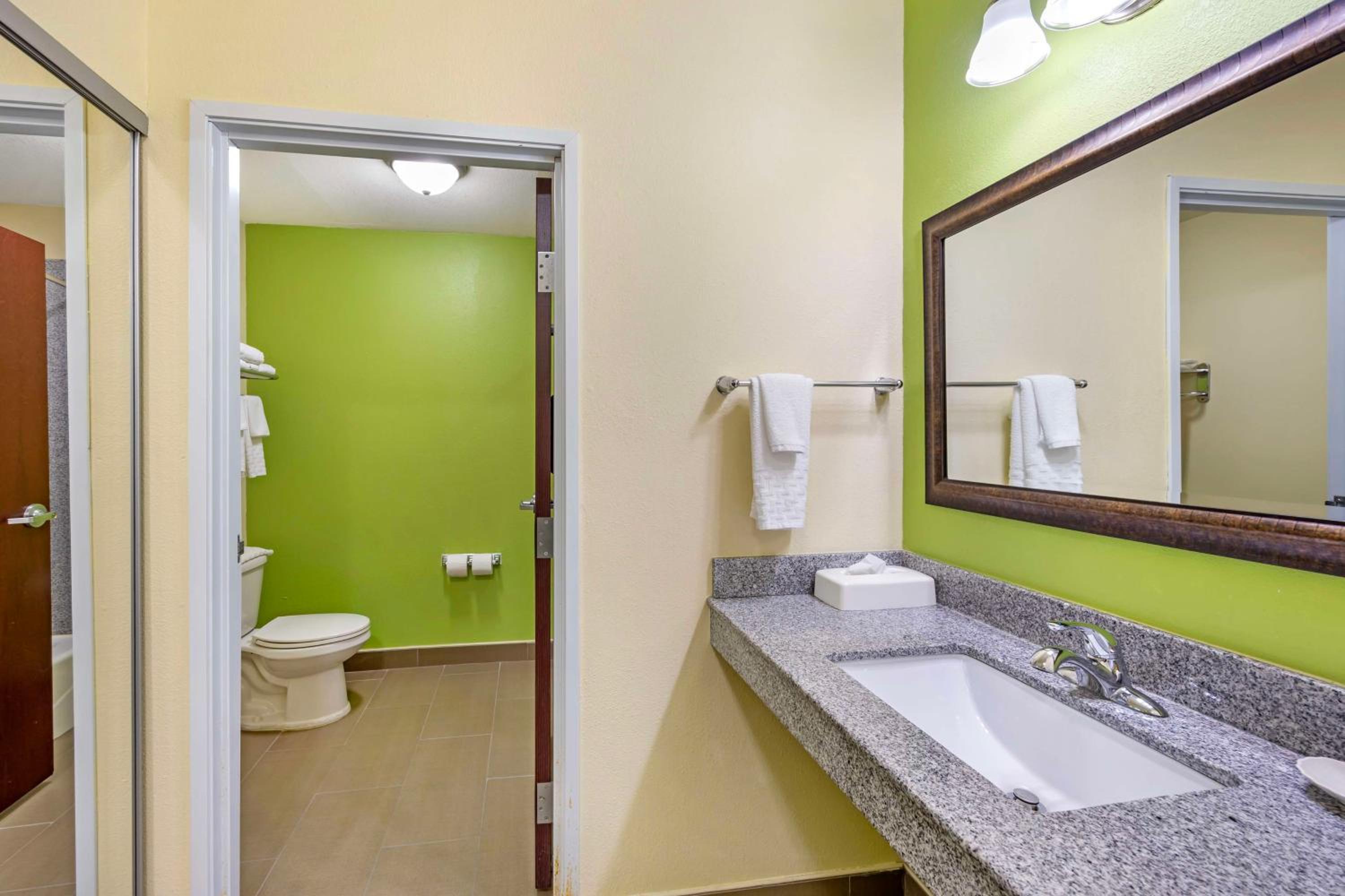 King Suite - Disability Access/Non-Smoking photo 3