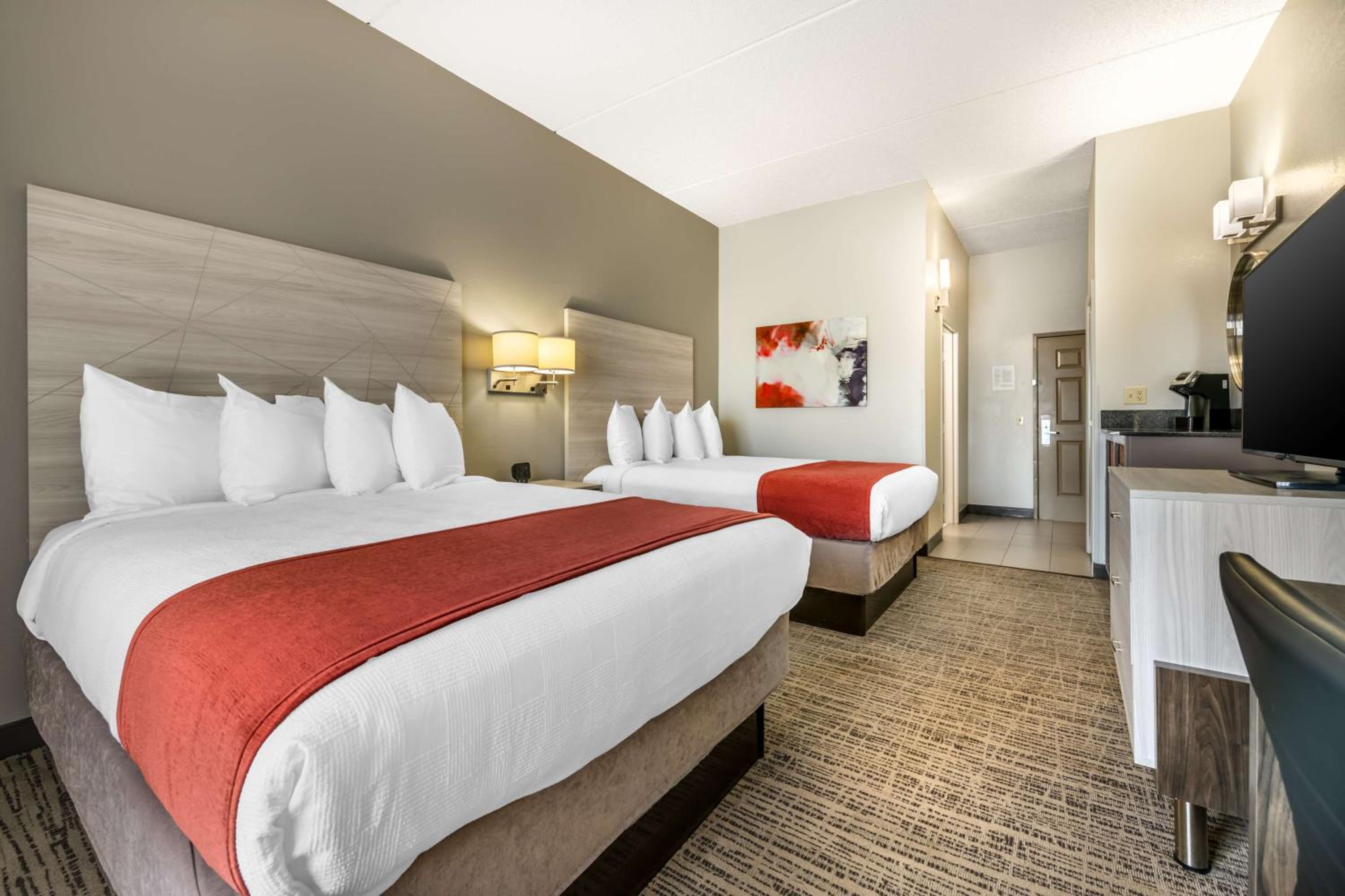 Queen Room with Two Queen Beds - Non-Smoking - Photo 3