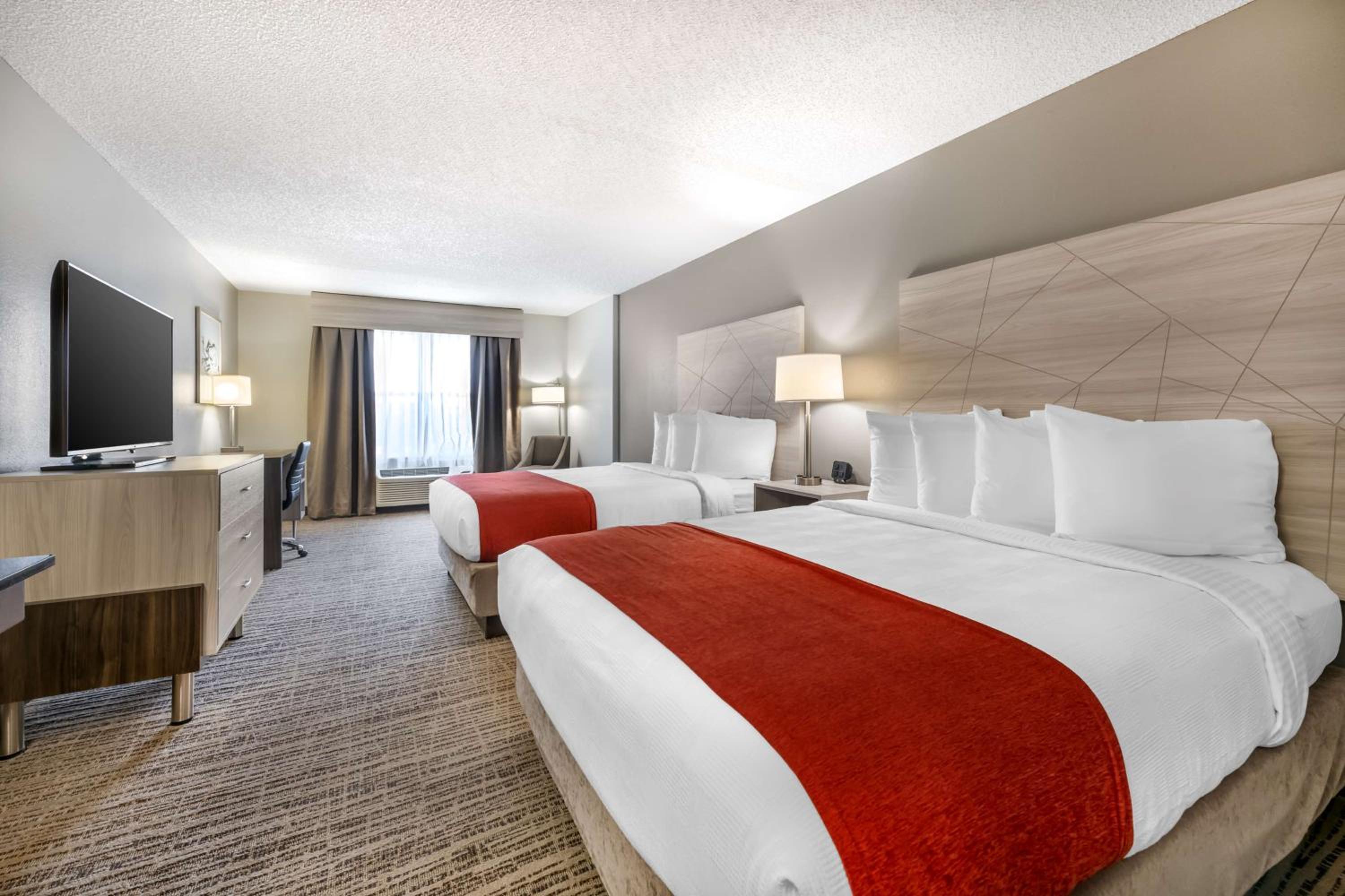 Queen Room with Two Queen Beds and Mobility Accessible Bathtub photo 2