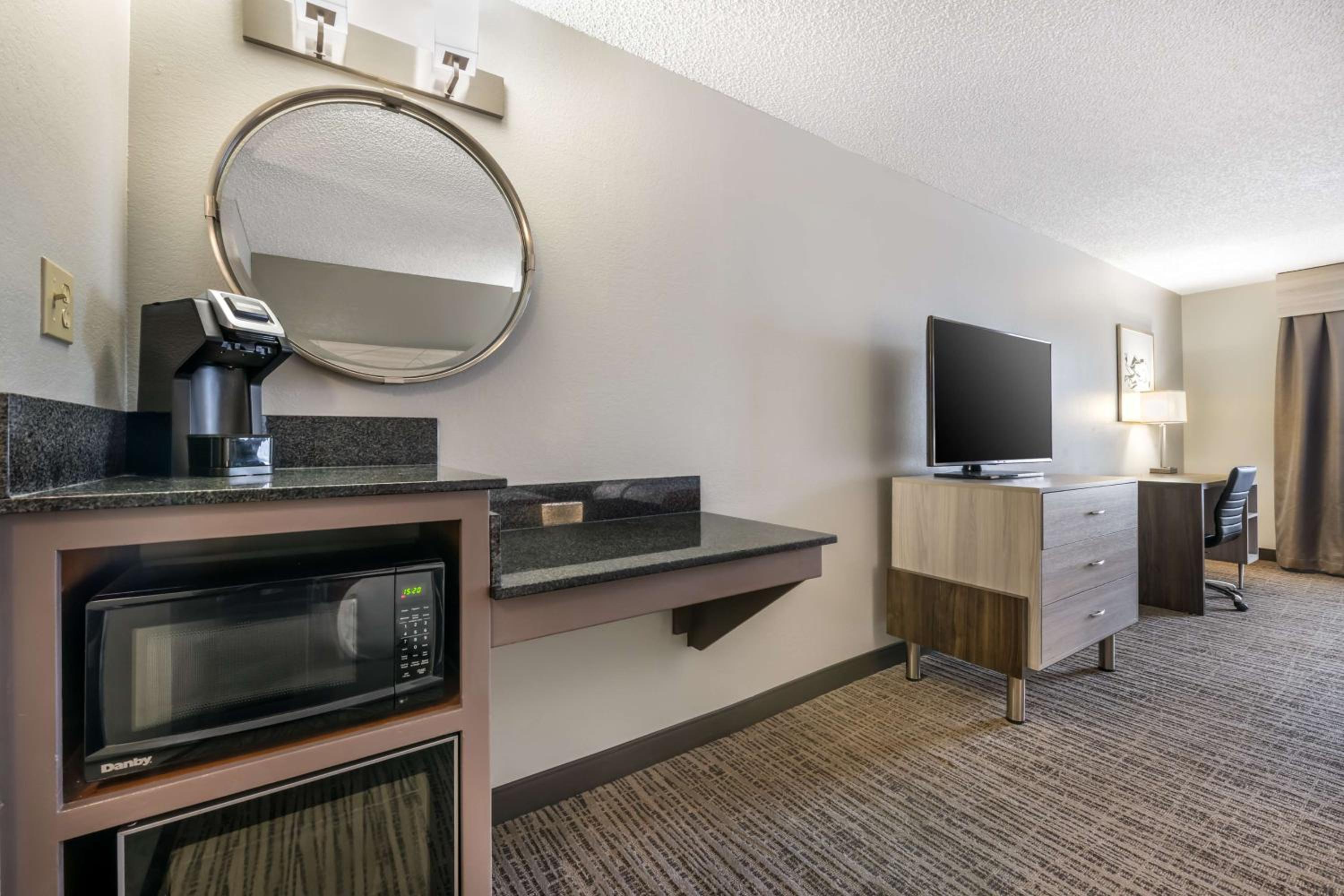 Queen Room with Two Queen Beds and Mobility Accessible Bathtub photo 3