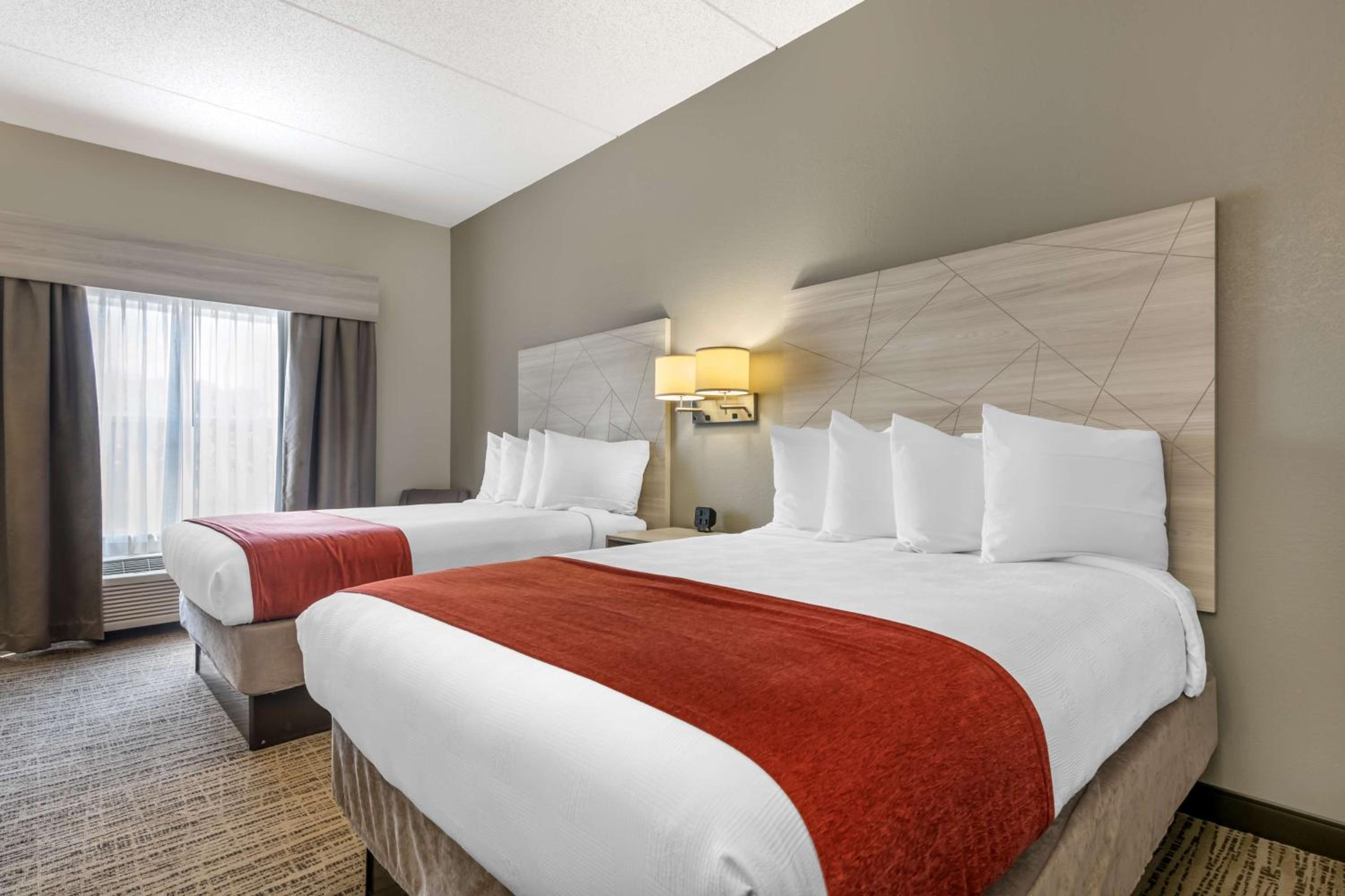 Queen Room with Two Queen Beds - Non-Smoking - Photo 1