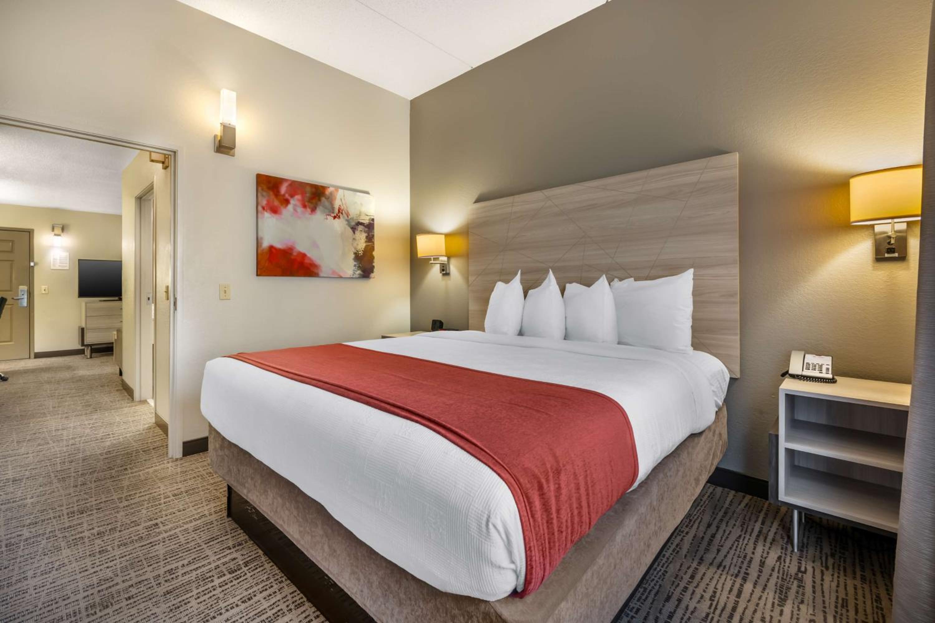 One-Bedroom King Suite with Sofa Bed - Photo 3