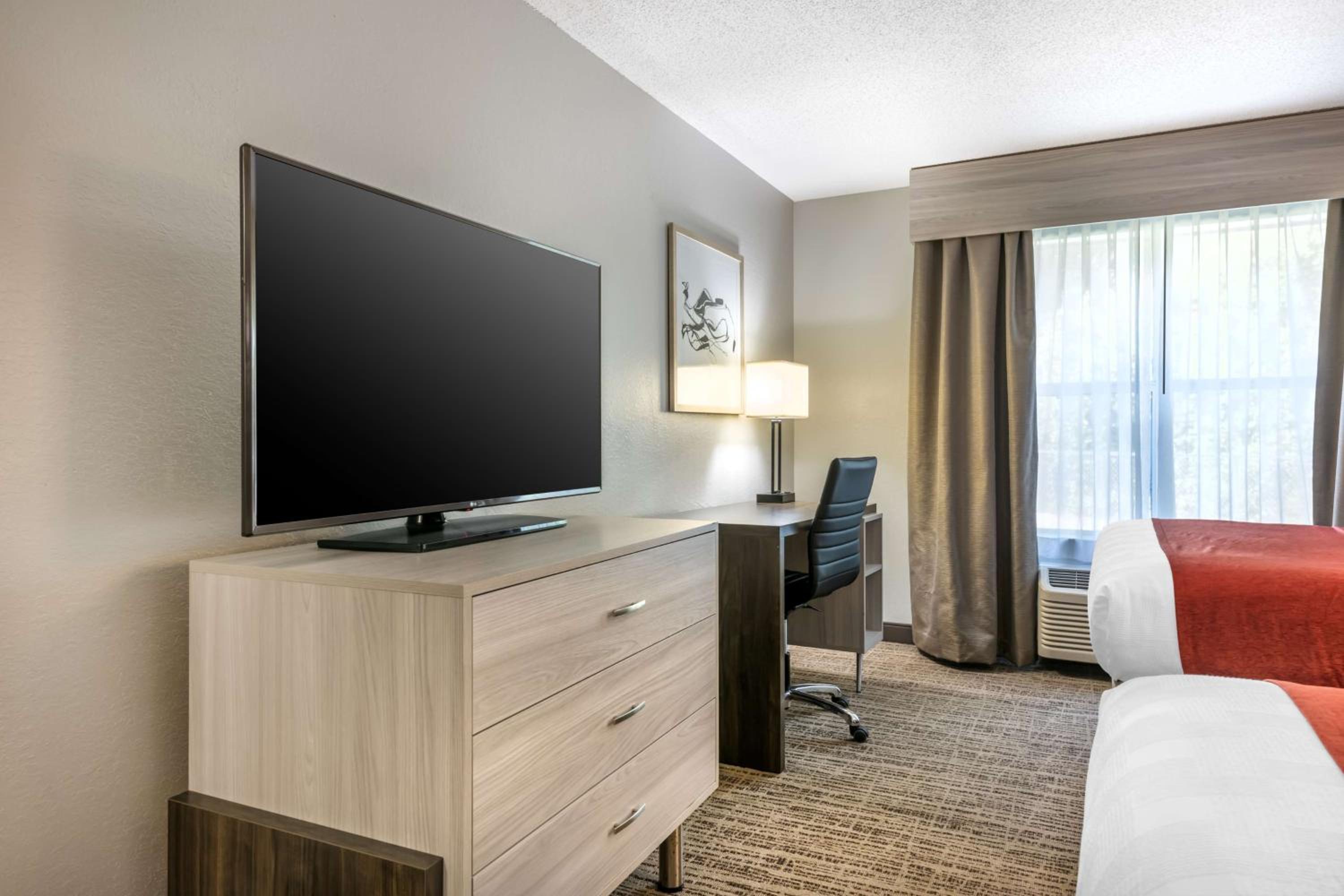 Queen Room with Two Queen Beds and Sofa Bed - Photo 3