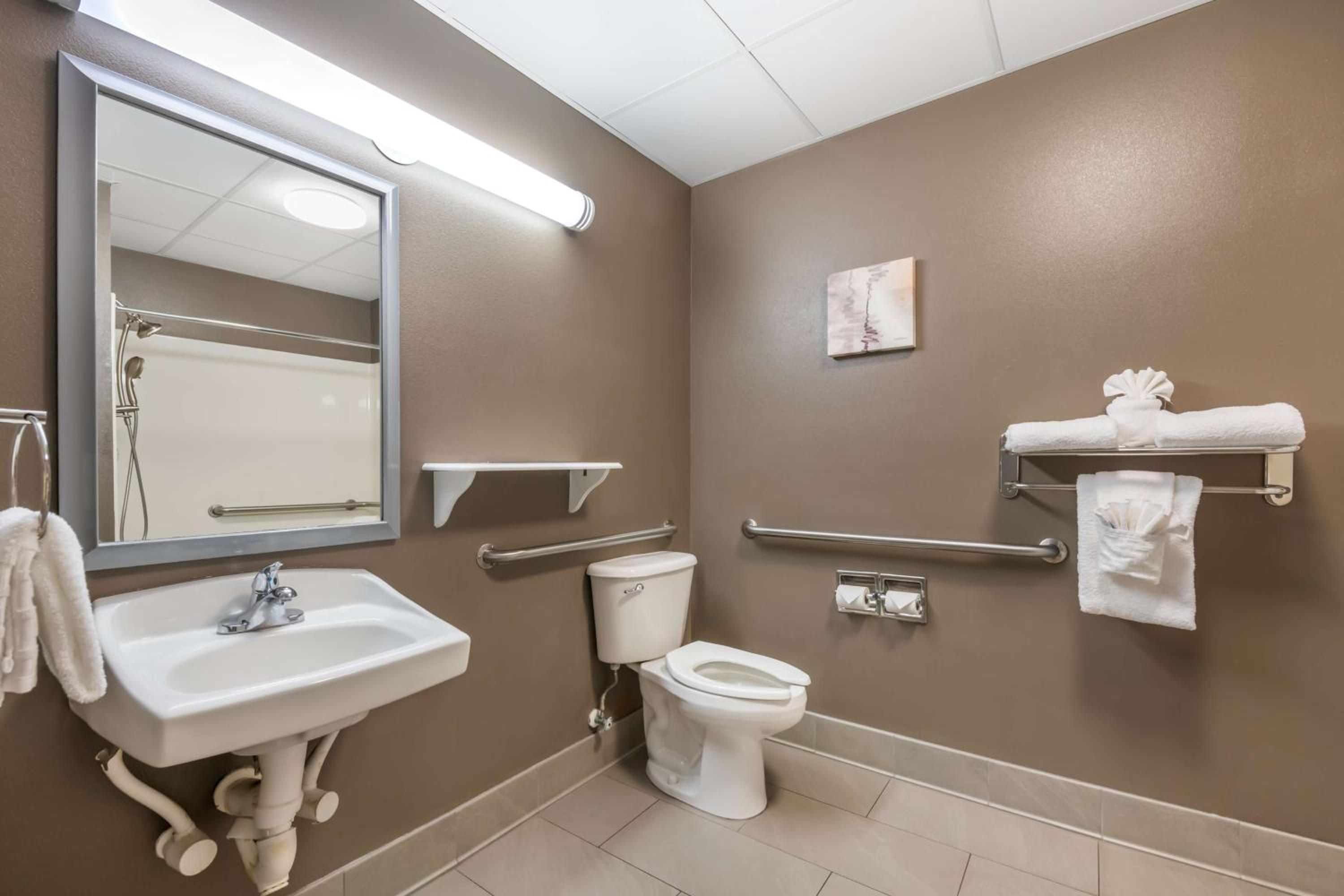 King Room with Roll-In Shower - Disability Access - Photo 2