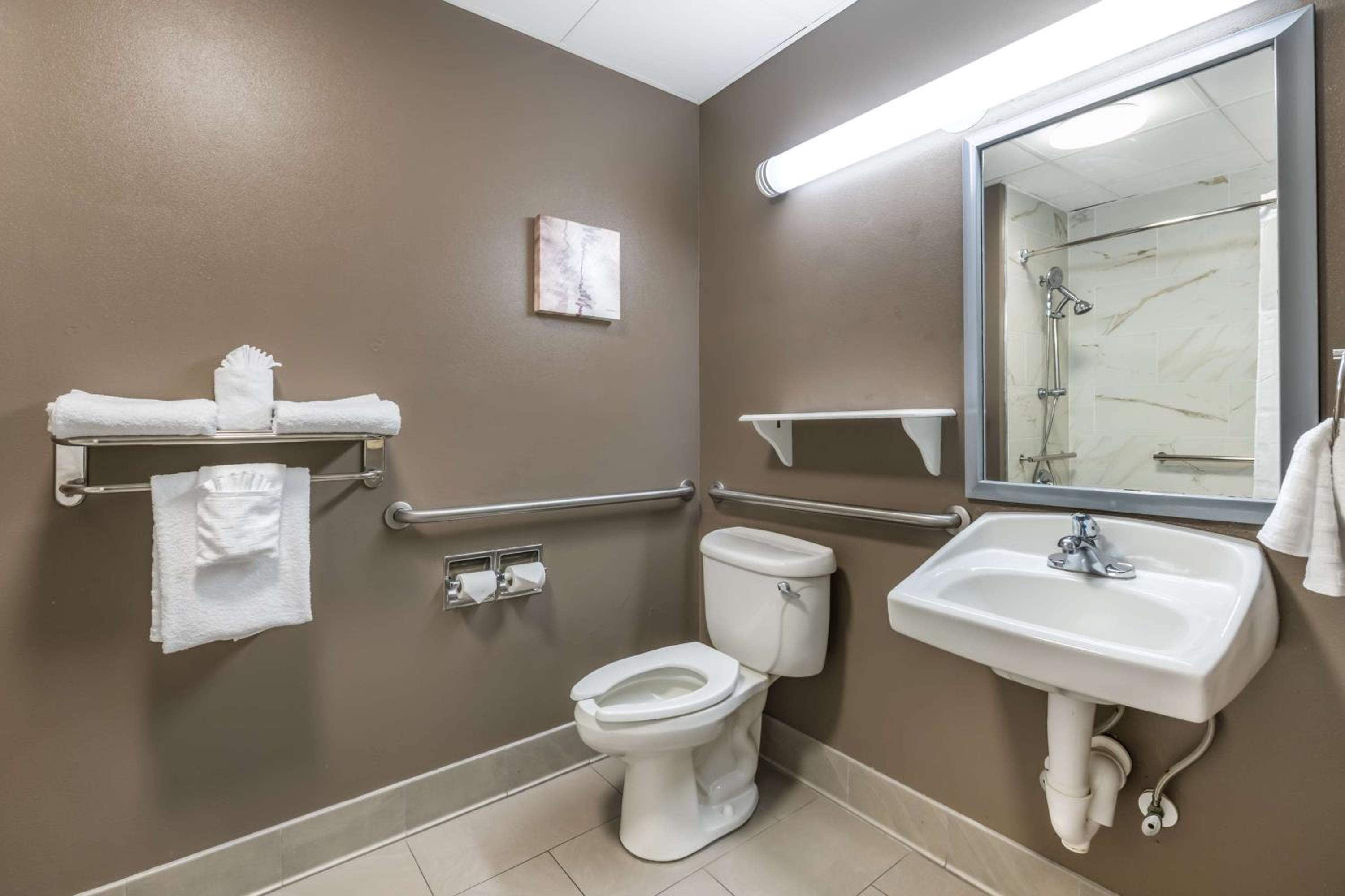 King Room with Bath Tub - Disability Access/Non-Smoking  - Photo 4