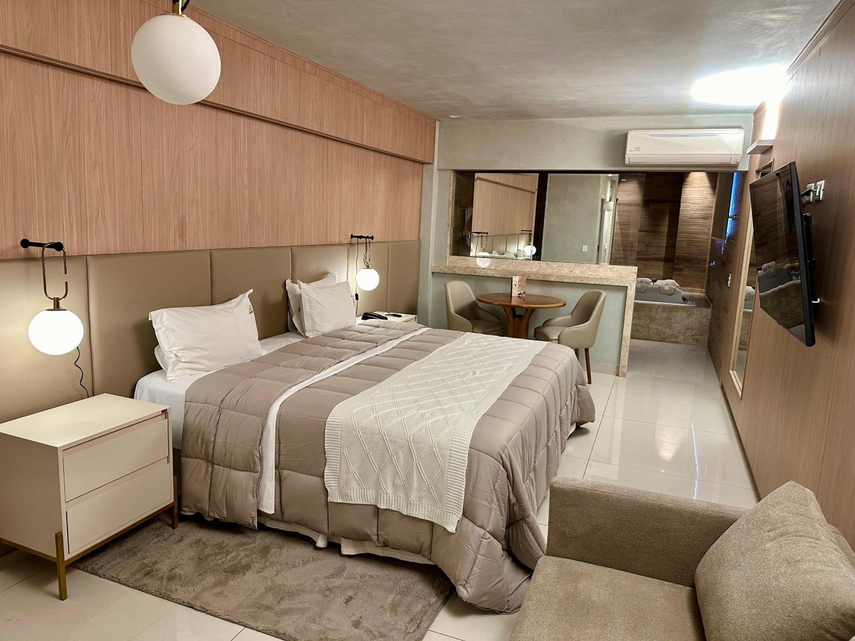 Queen Suite with Spa Bath photo 1
