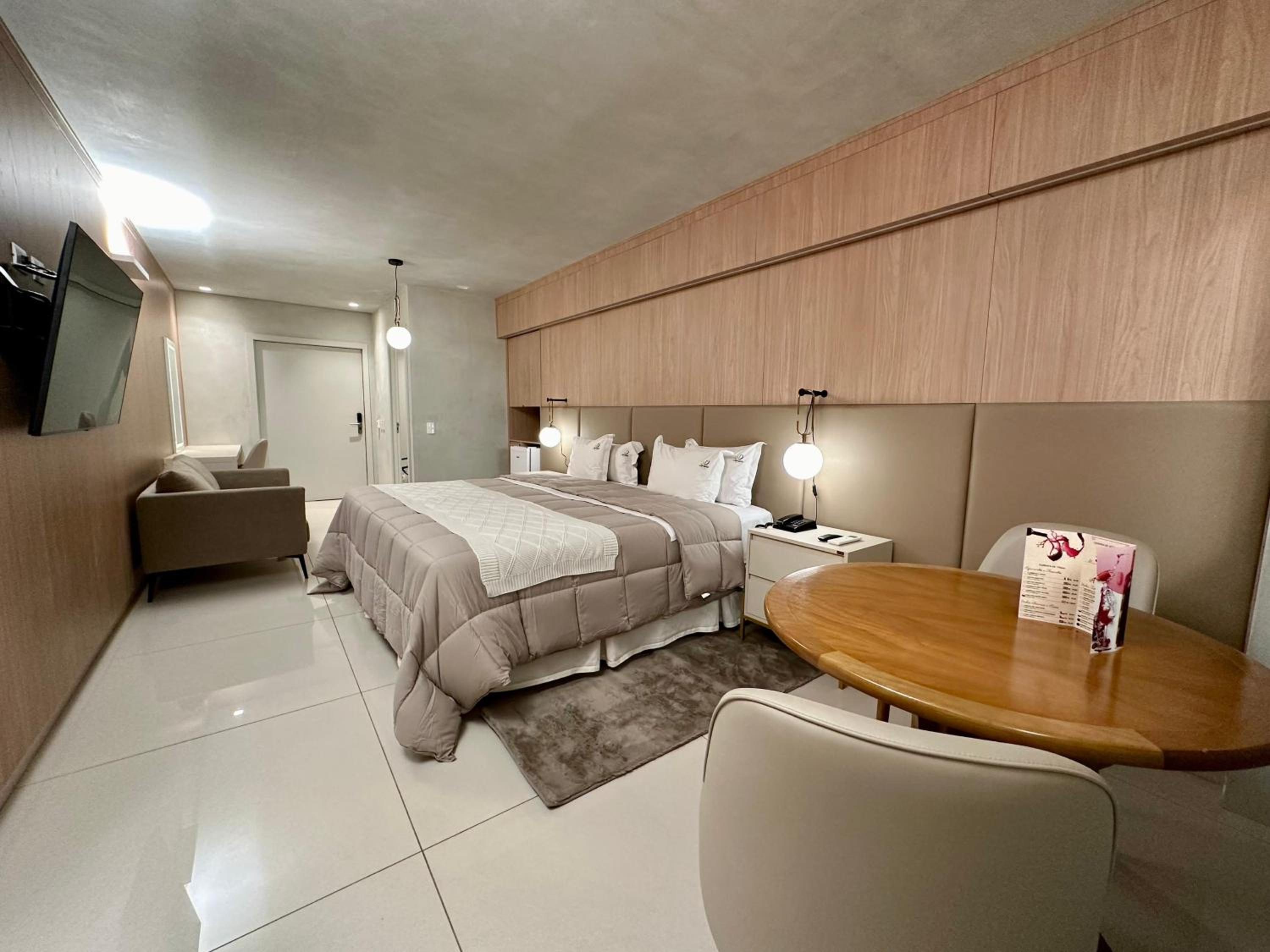 Queen Suite with Spa Bath photo 2