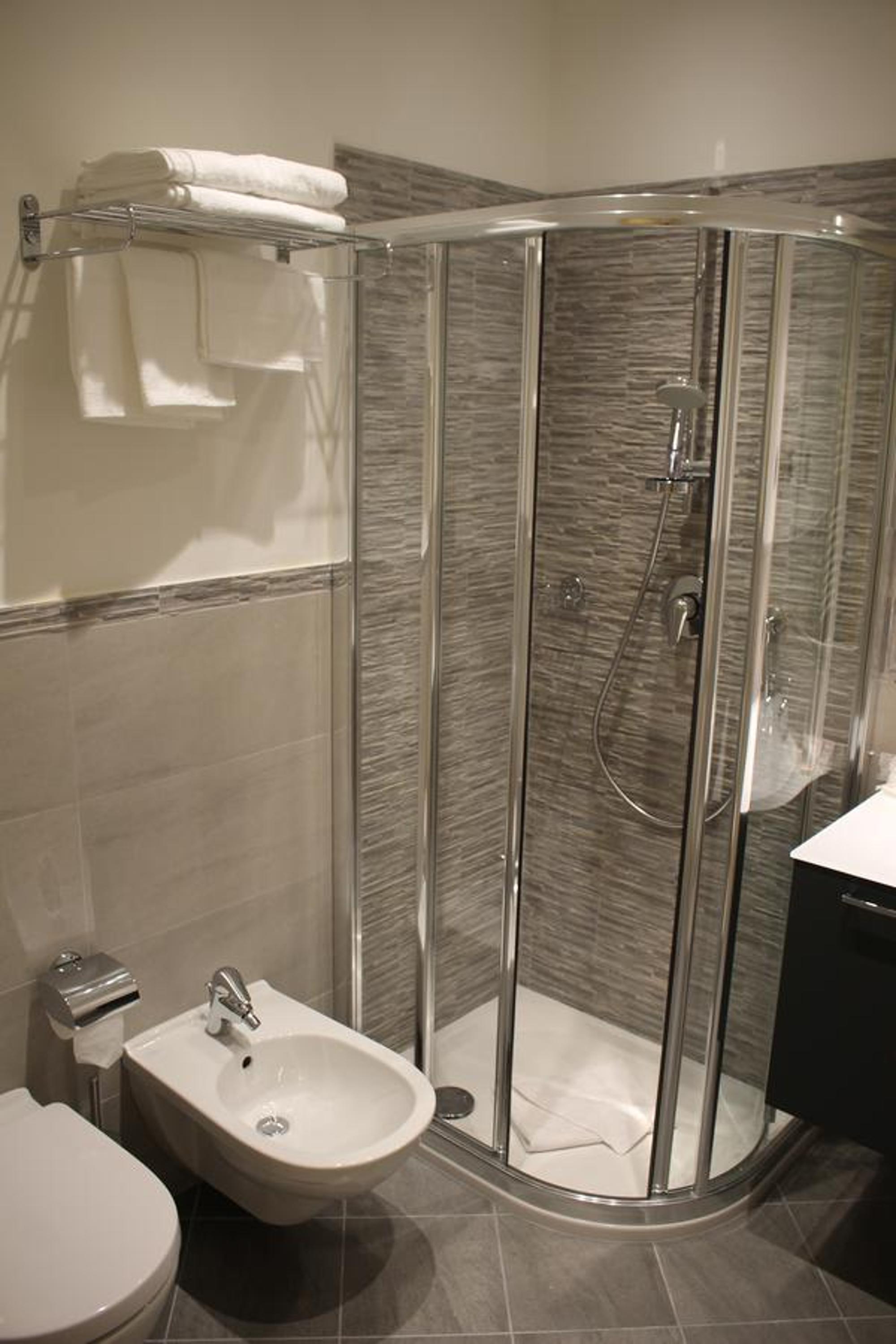 Single Room with Private Bathroom photo 3