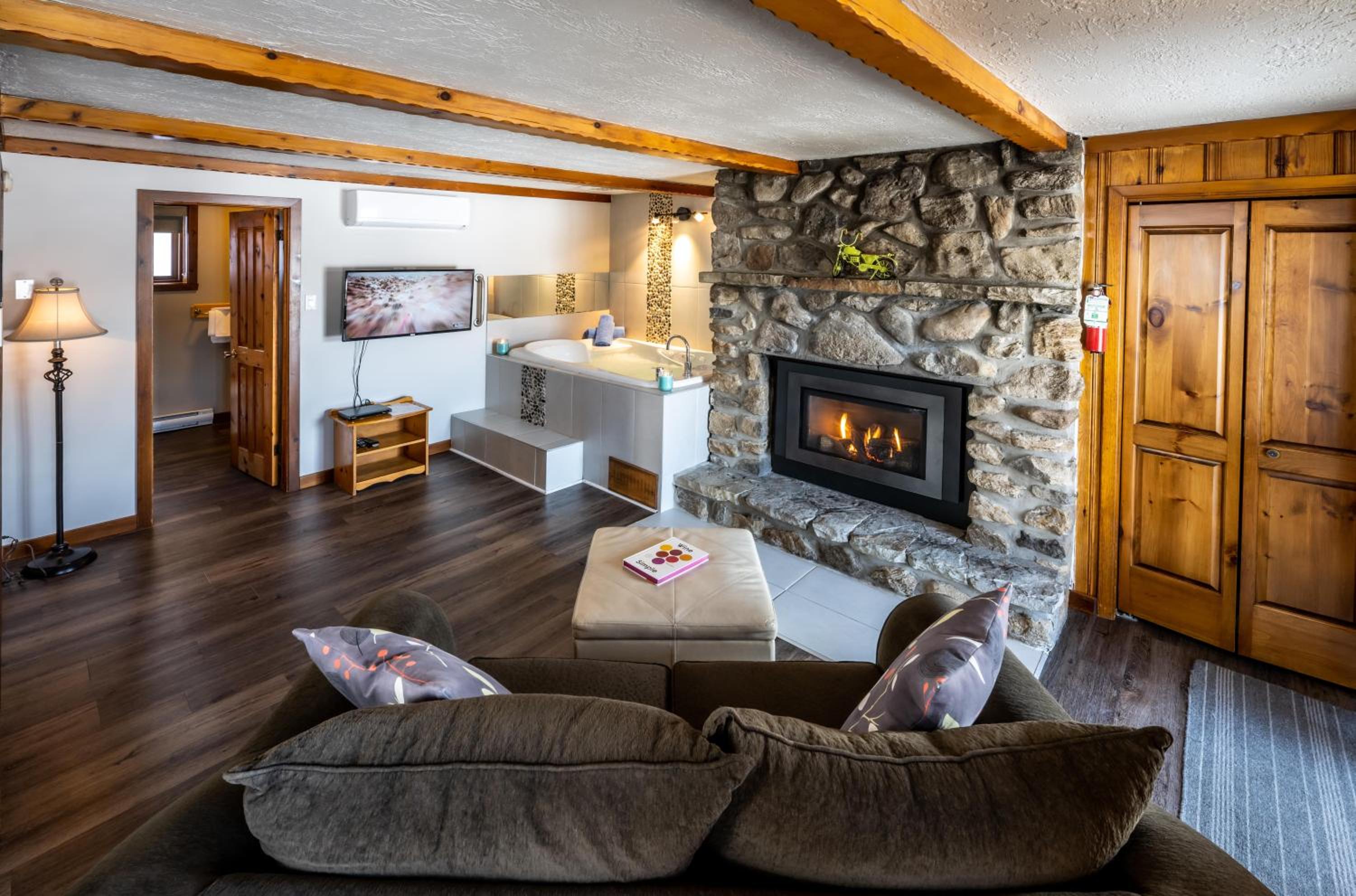 Queen Suite with Spa Bath