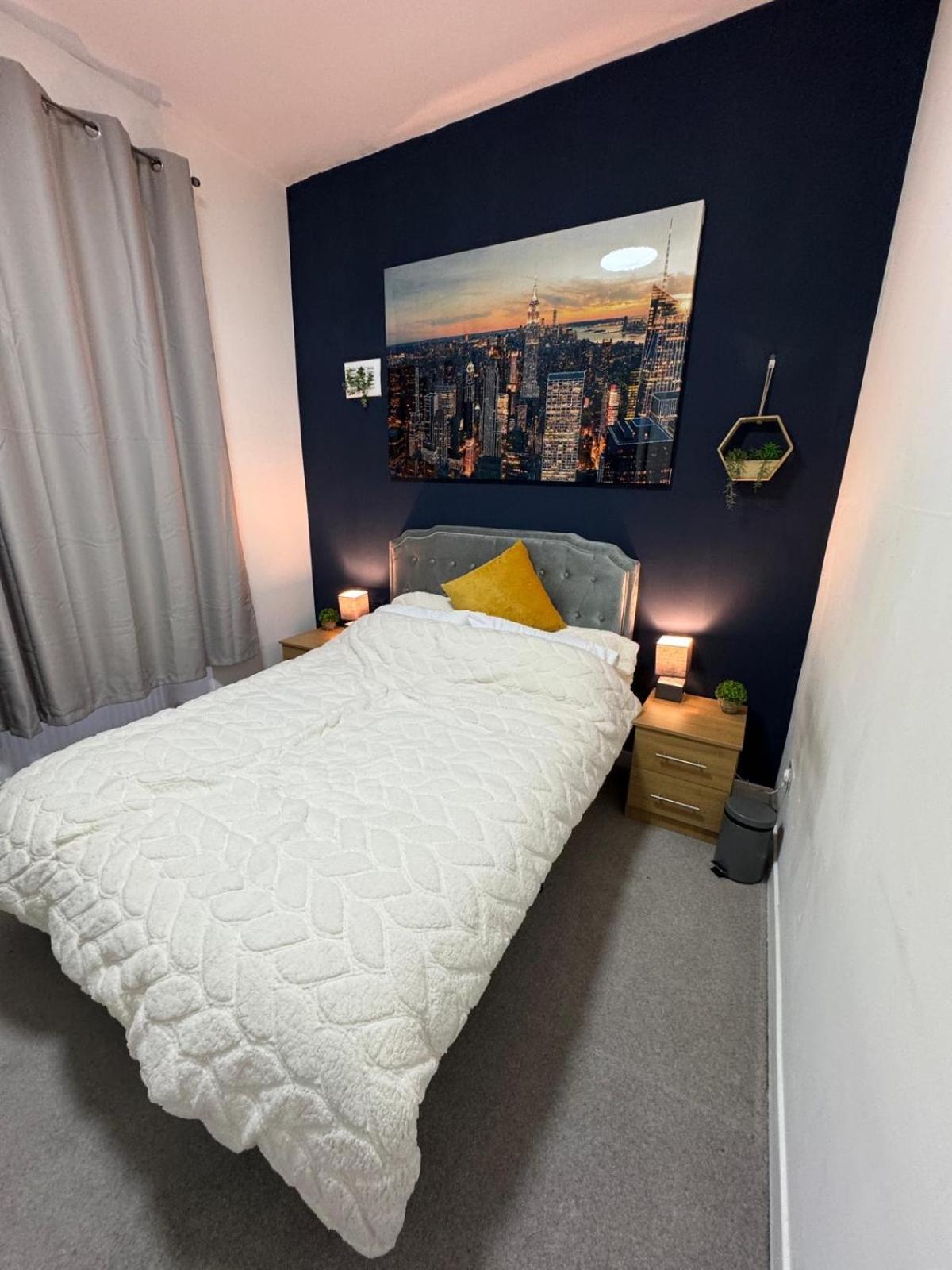 One-Bedroom Apartment photo 1