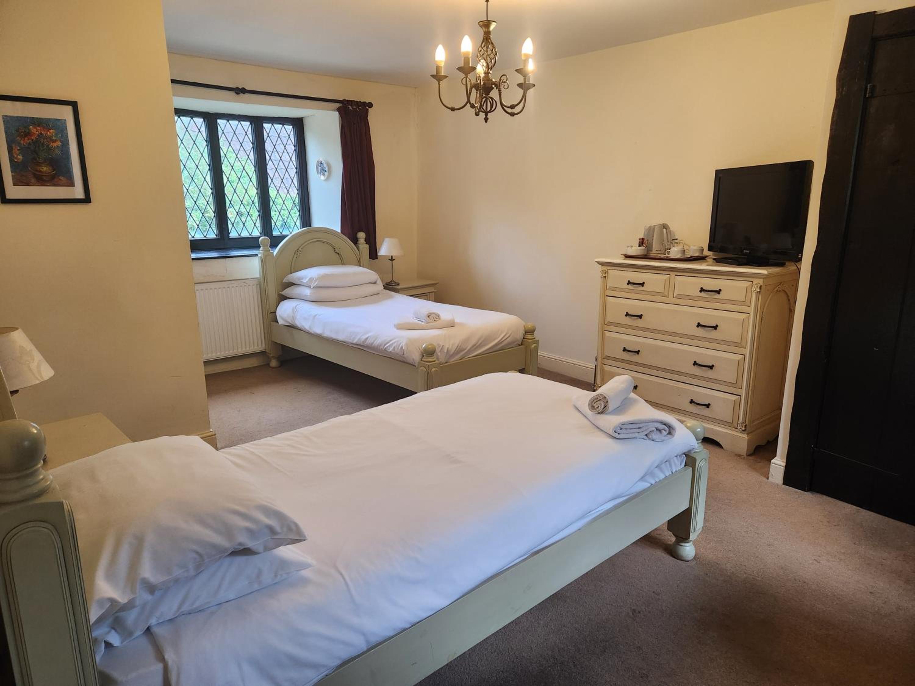 Twin Room with Private Bathroom - Photo 1