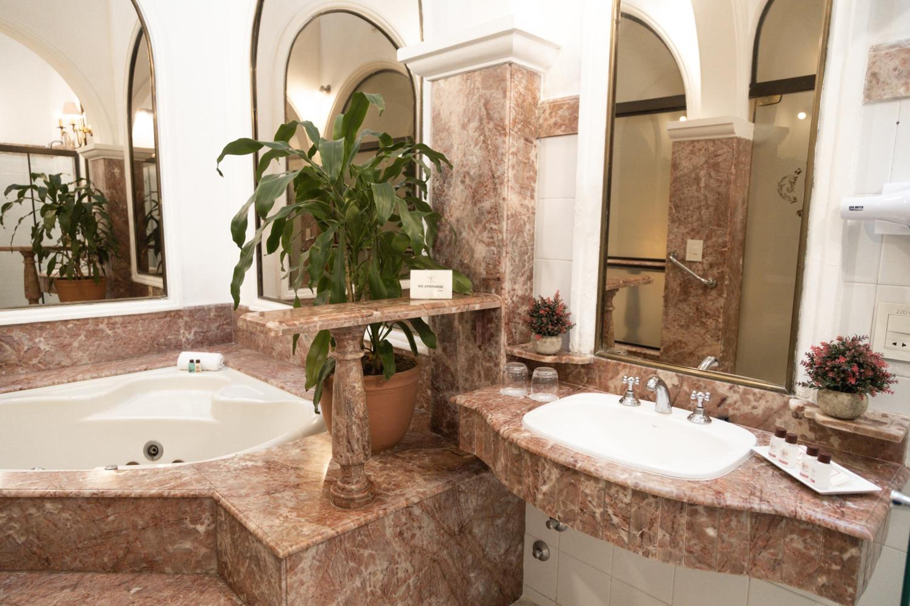 Suite with Hot Tub photo 2