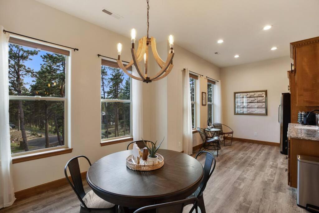 Six-Bedroom House photo 2