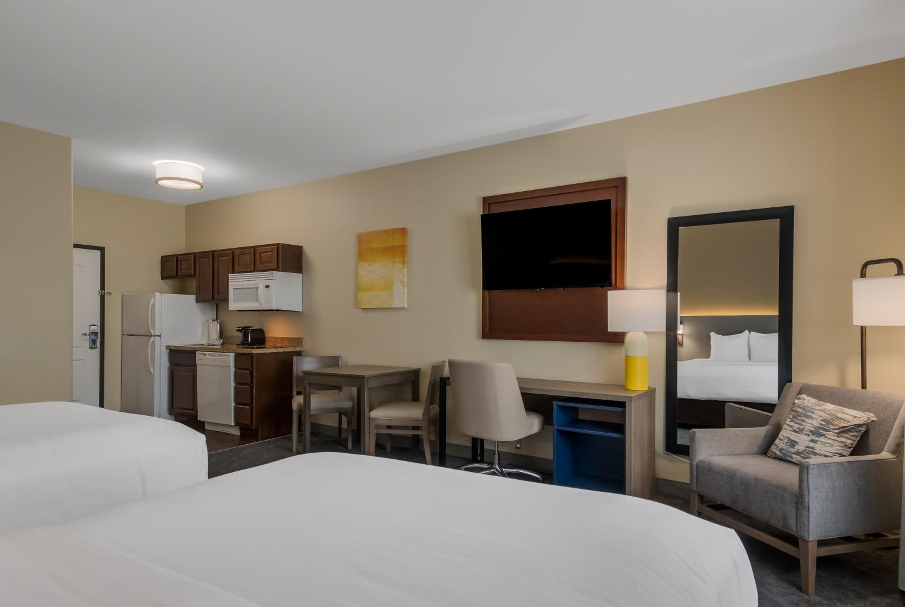 Queen Room with Two Queen Beds - Non-Smoking photo 2